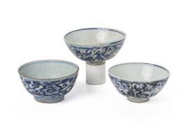 A GROUP OF THREE BLUE AND WHITE PORCELAIN BOWLS