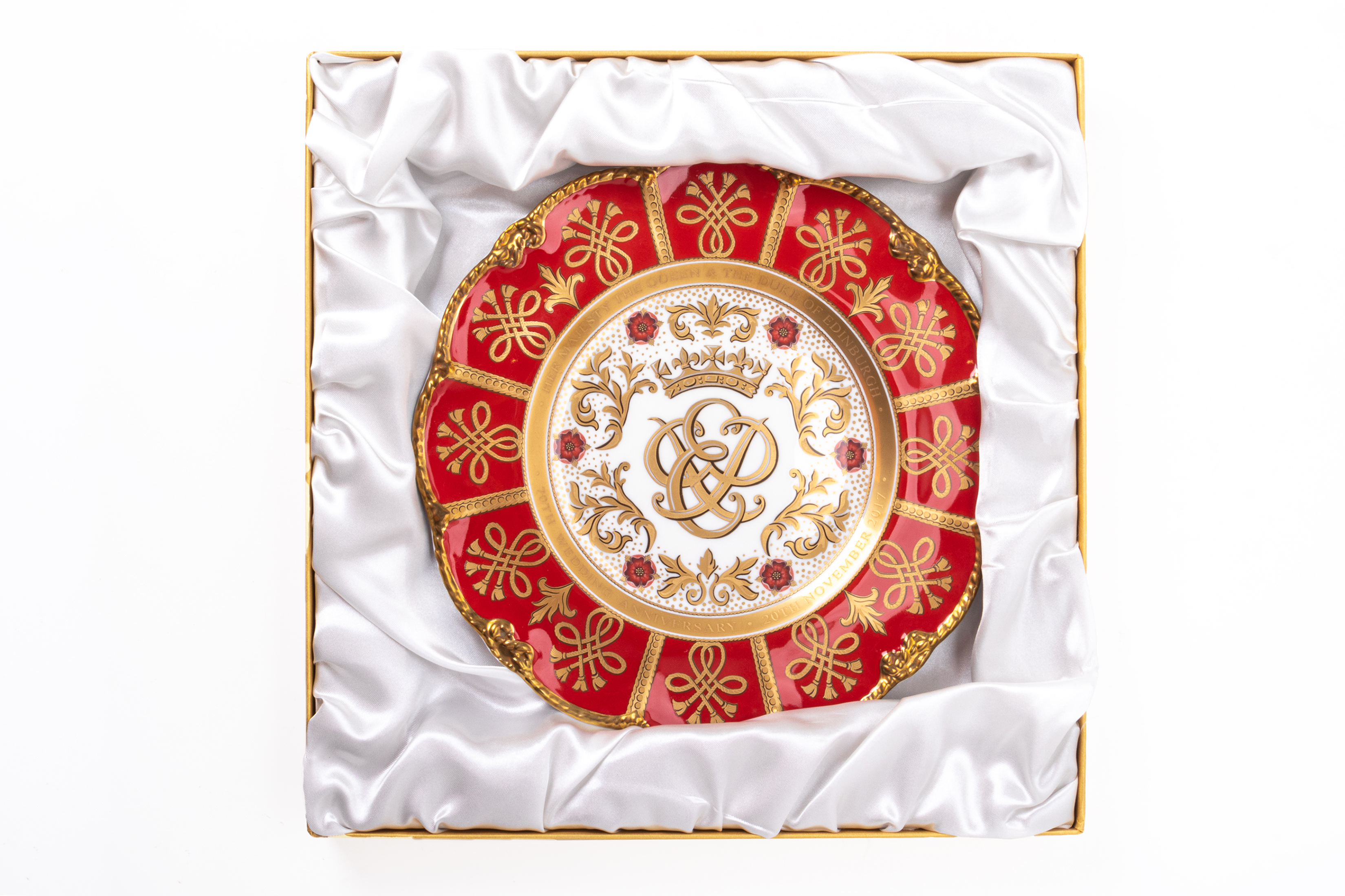 A QUEEN ELIZABETH II AND PRINCE PHILIP COMMEMORATIVE PLATE - Image 2 of 5