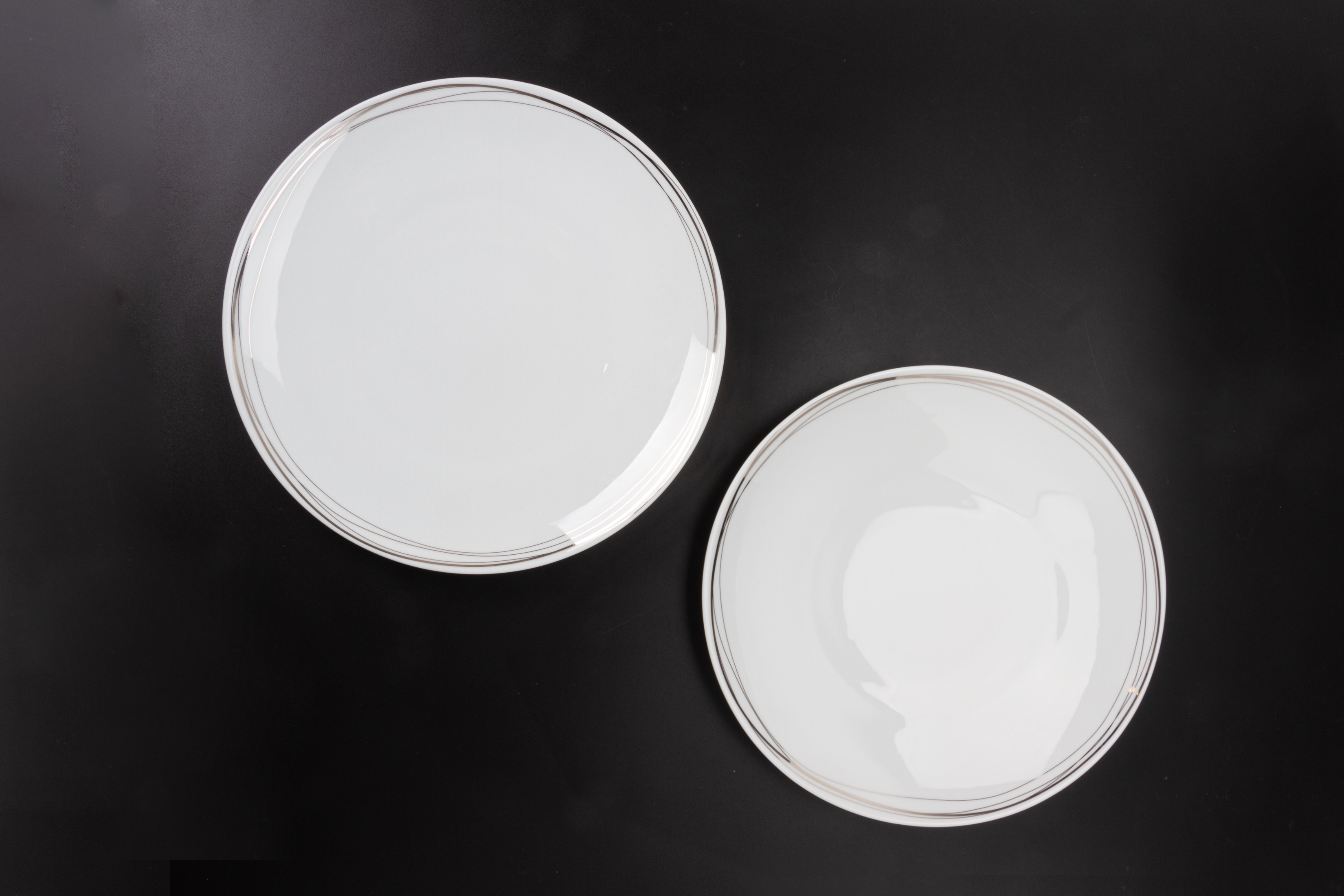 A SET OF TEN CHRISTOFLE 'VERTIGO' PORCELAIN DINNER PLATES - Image 4 of 5