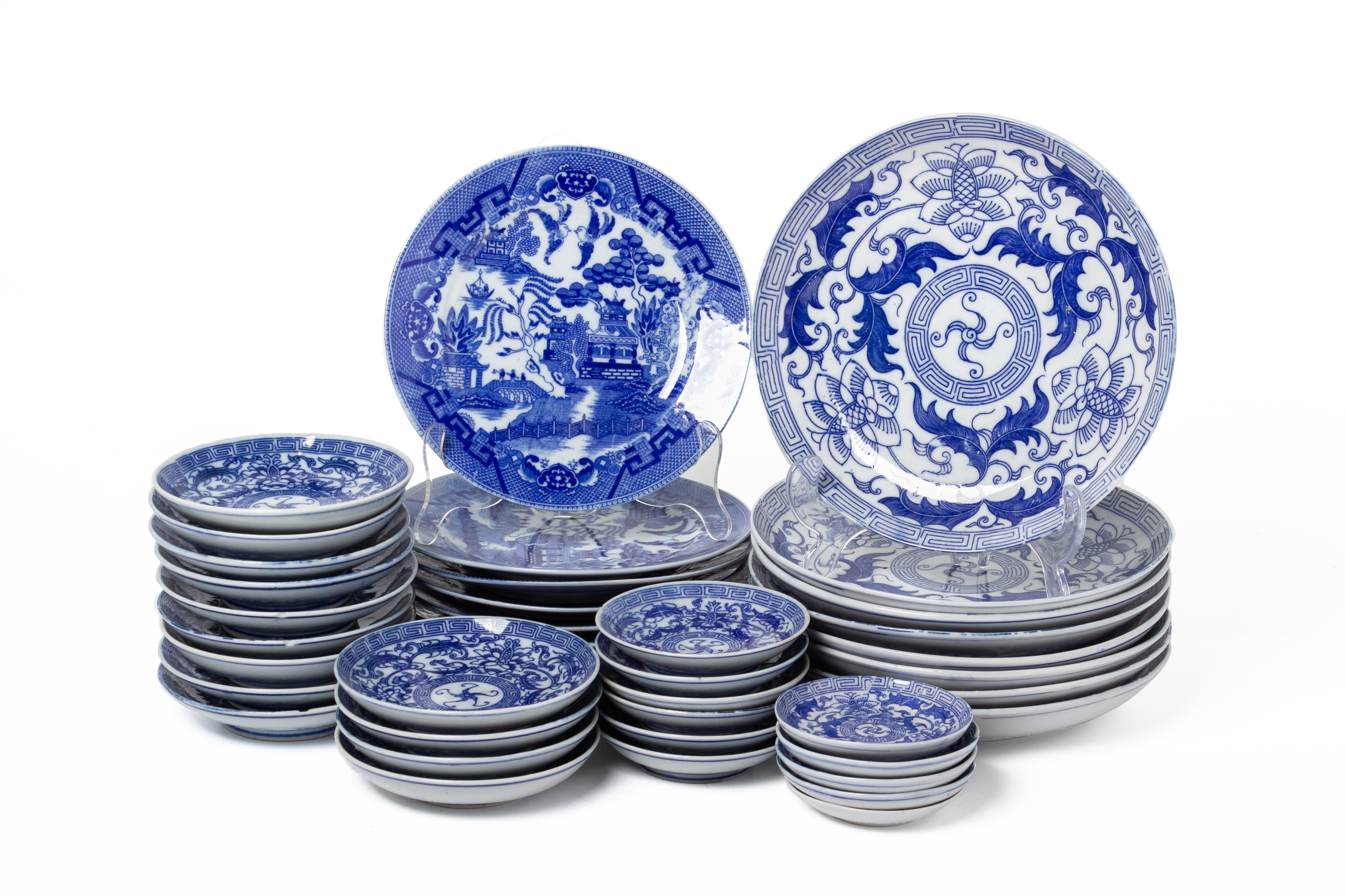 A LARGE QUANTITY OF BLUE AND WHITE PRINTED DINNERWARE - Image 6 of 7