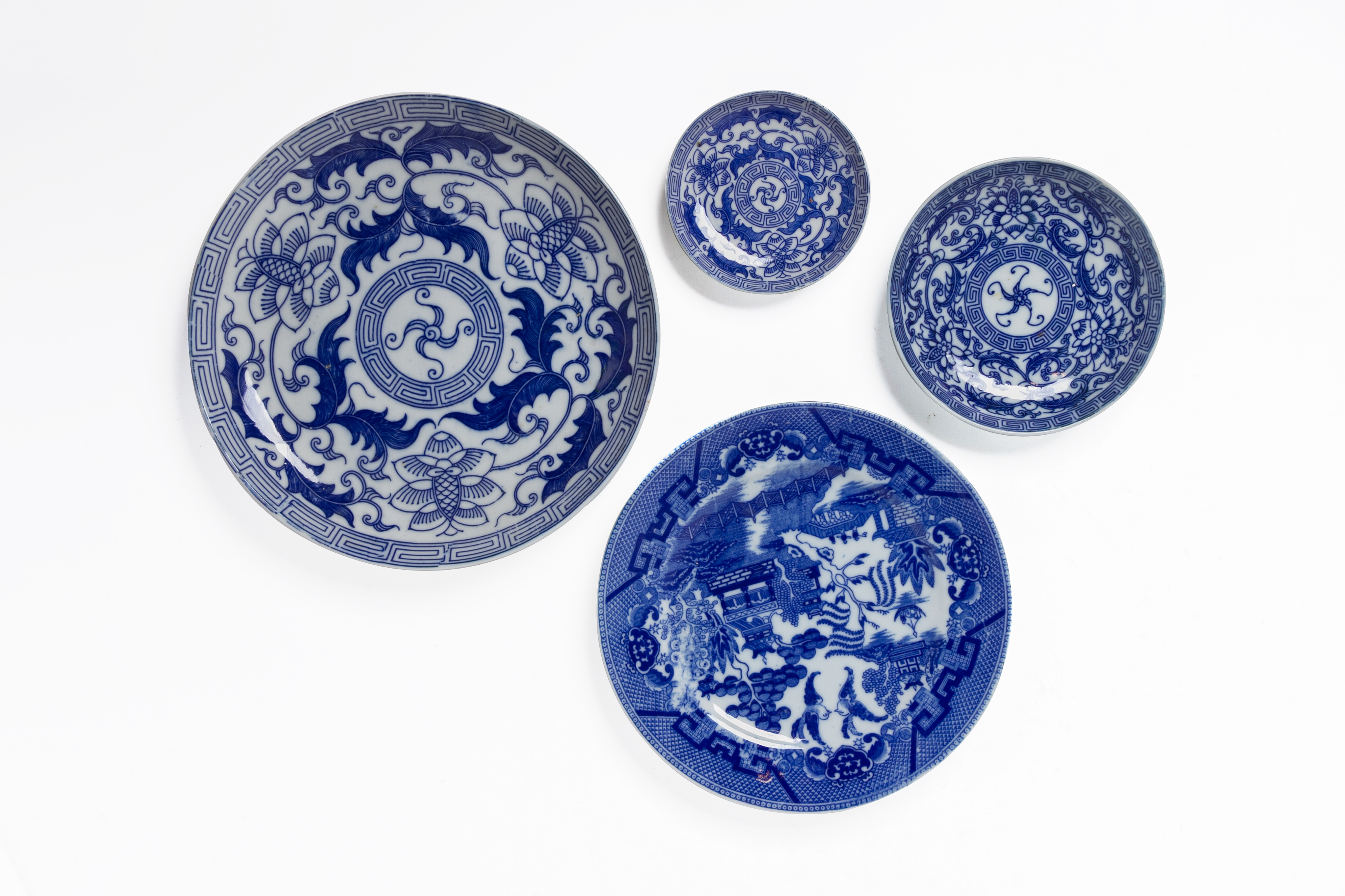 A LARGE QUANTITY OF BLUE AND WHITE PRINTED DINNERWARE - Image 7 of 7