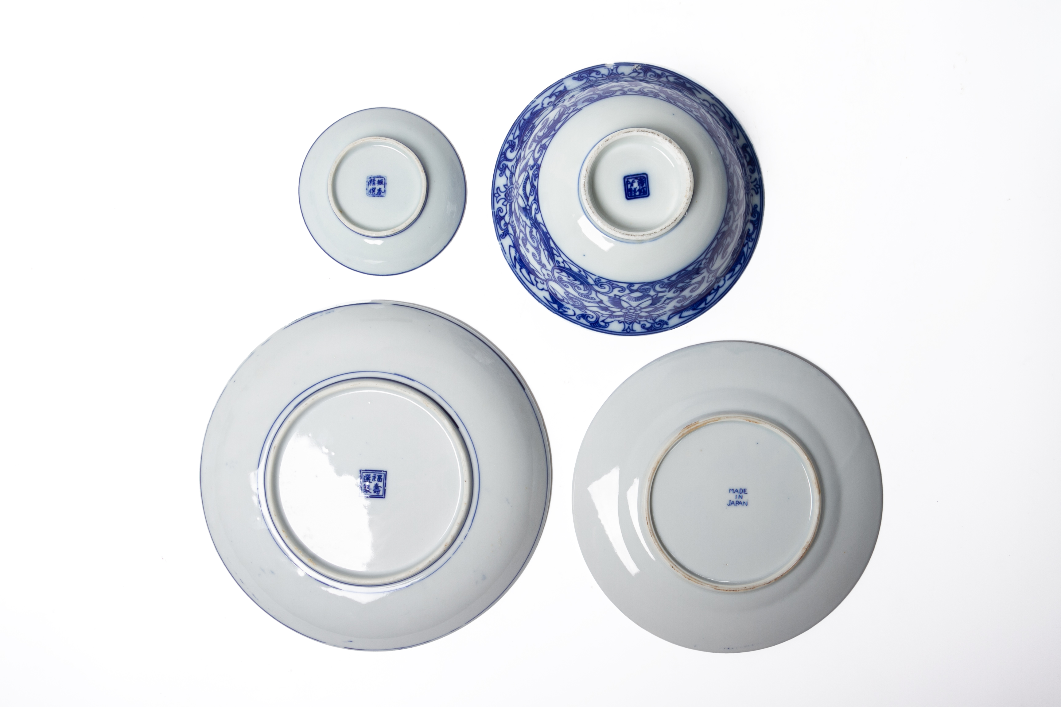 A LARGE QUANTITY OF BLUE AND WHITE PRINTED DINNERWARE - Image 5 of 7