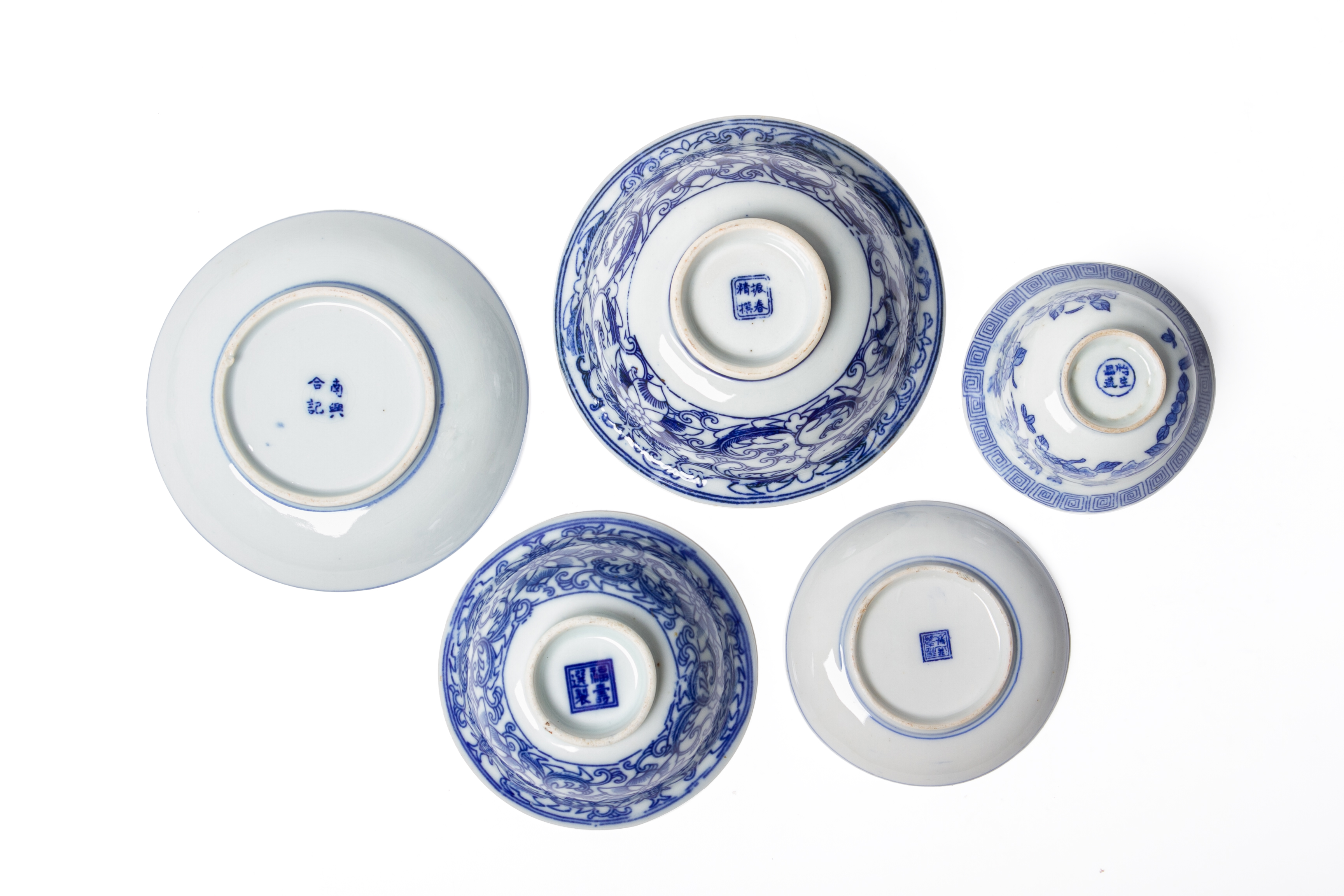 A LARGE QUANTITY OF BLUE AND WHITE PRINTED DINNERWARE - Image 4 of 7