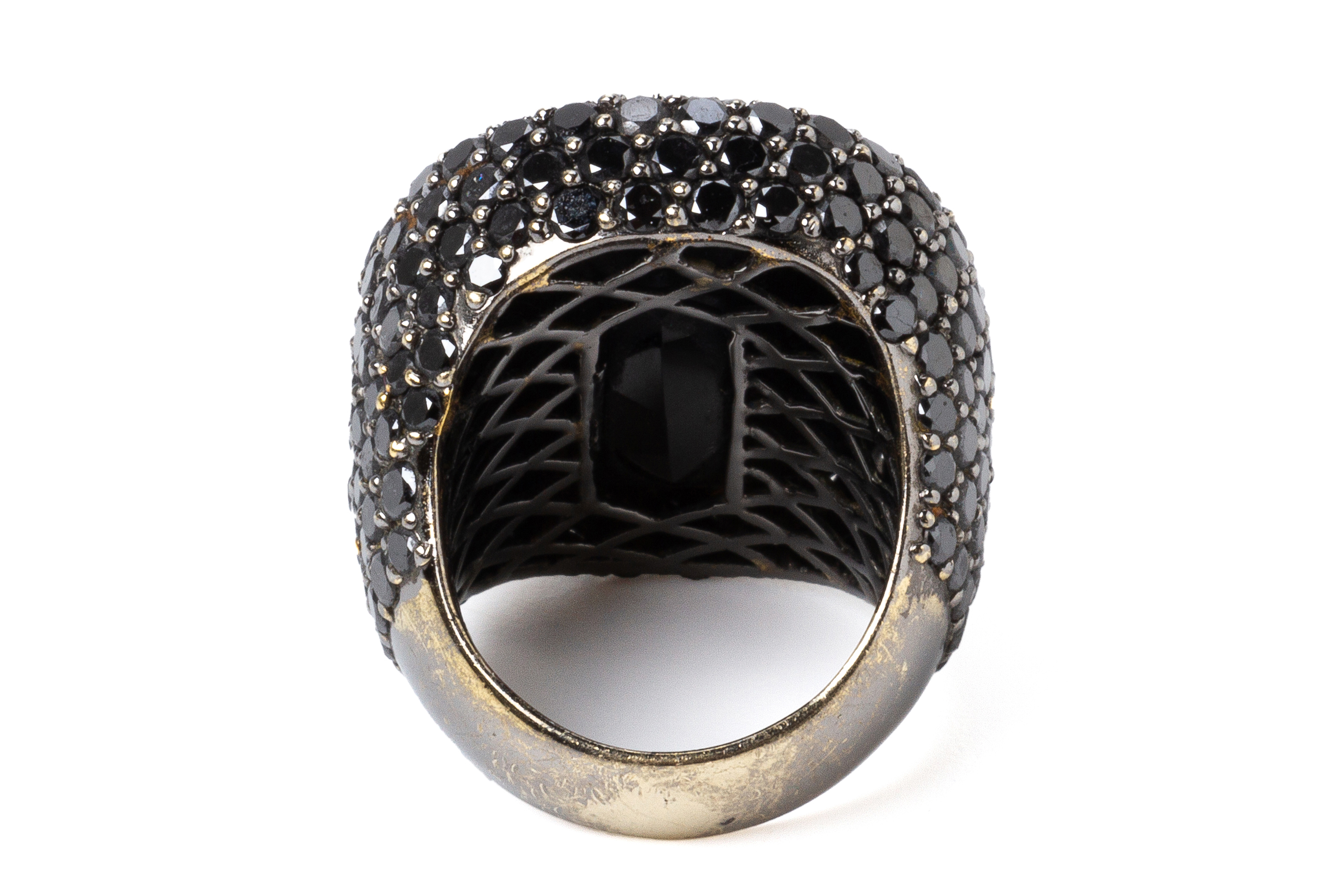 AN ONYX AND BLACK DIAMOND RING - Image 3 of 4