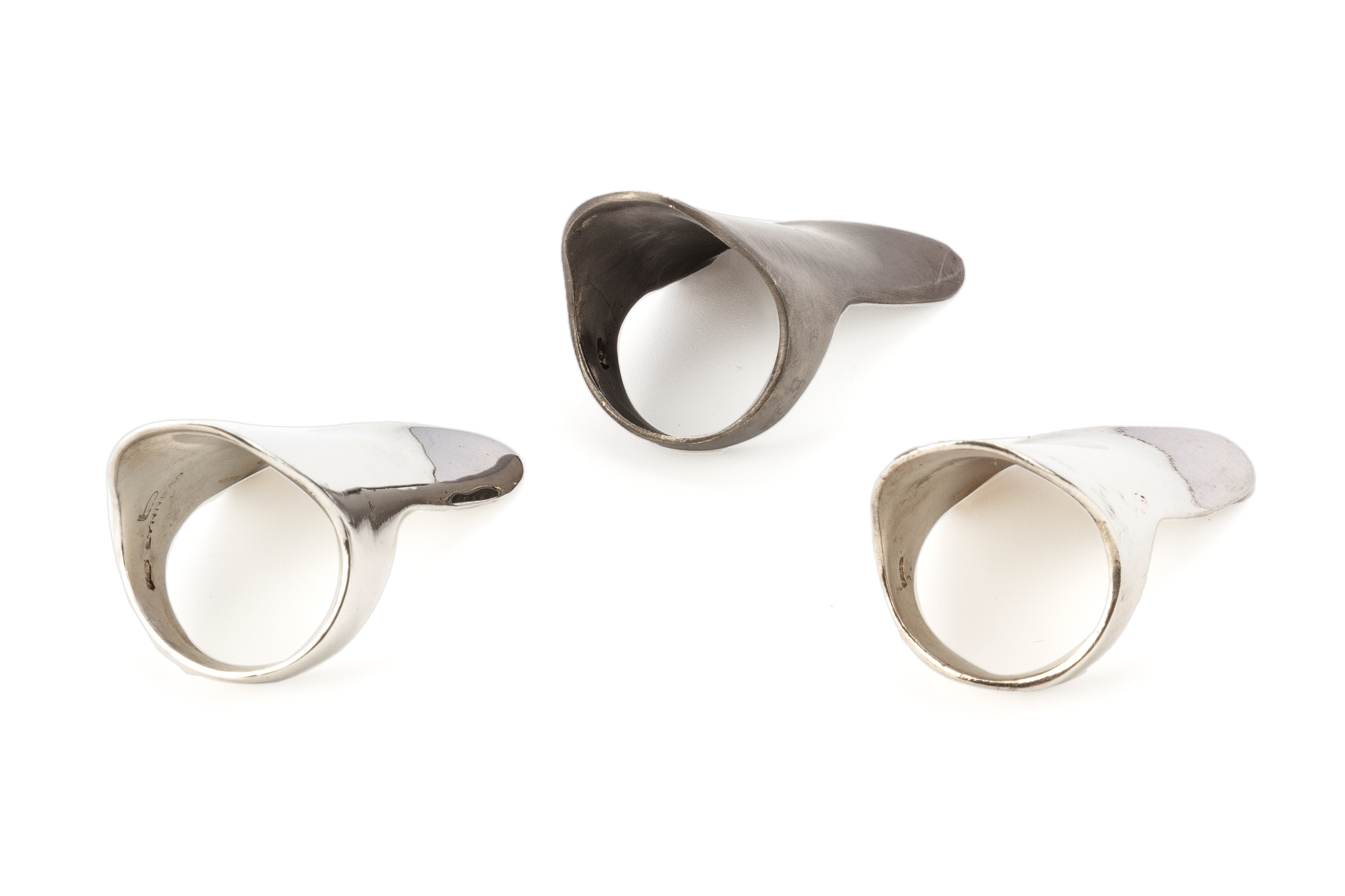 A SET OF THREE SILVER RINGS BY LYNN BAN - Image 2 of 3