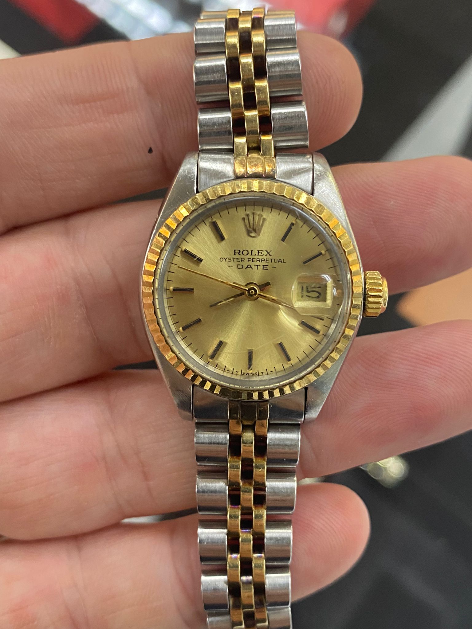 A ROLEX GOLD AND STAINLESS STEEL LADY DATE BRACELET WATCH - Image 5 of 9