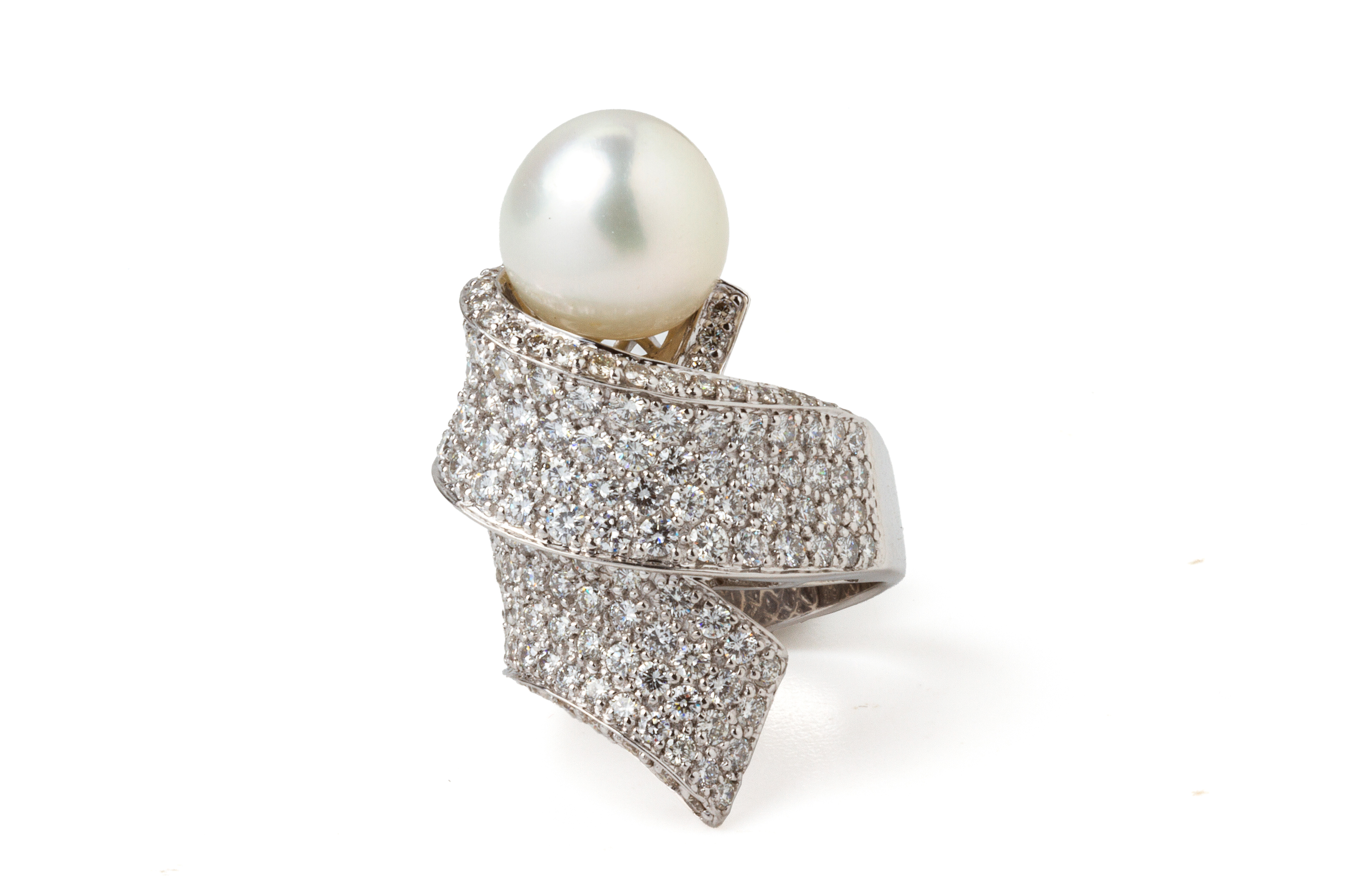 A SOUTH SEA CULTURED PEARL AND DIAMOND RING