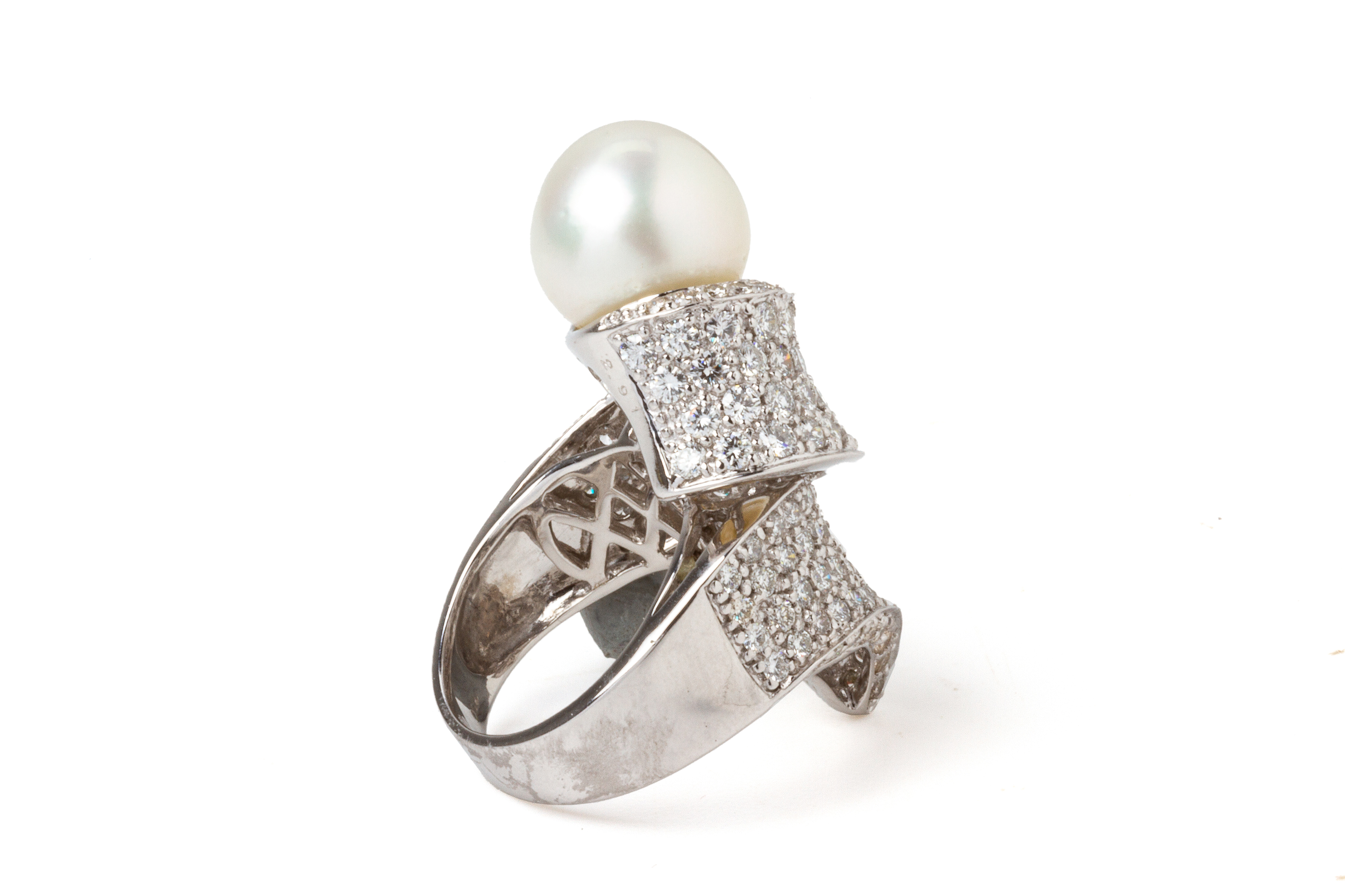 A SOUTH SEA CULTURED PEARL AND DIAMOND RING - Image 4 of 4