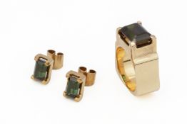 A GREEN TOURMALINE RING AND EARRINGS SET