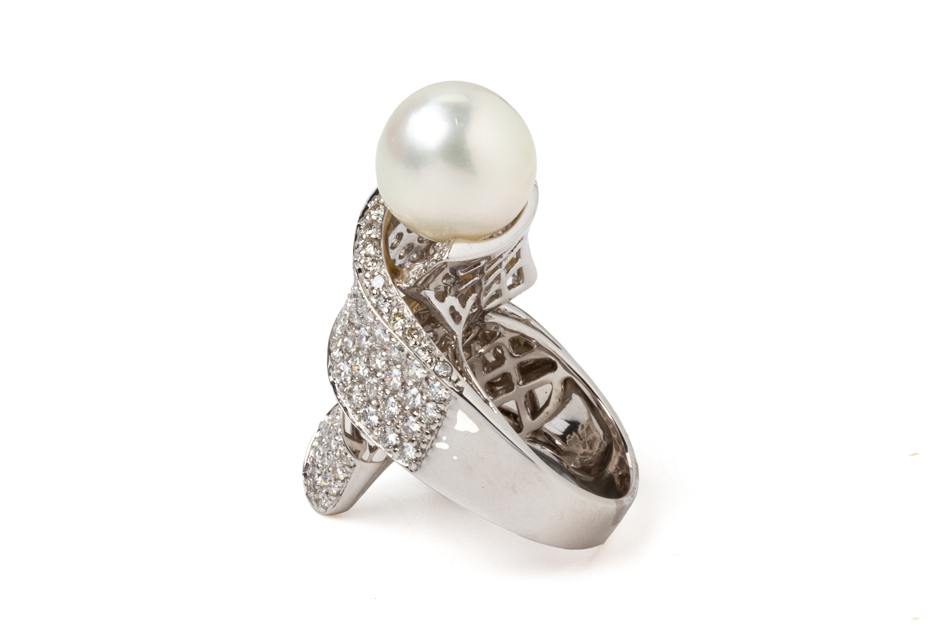 A SOUTH SEA CULTURED PEARL AND DIAMOND RING - Image 2 of 4