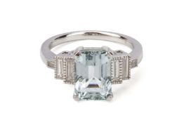 AN ART DECO STYLE AQUAMARINE AND DIAMOND RING