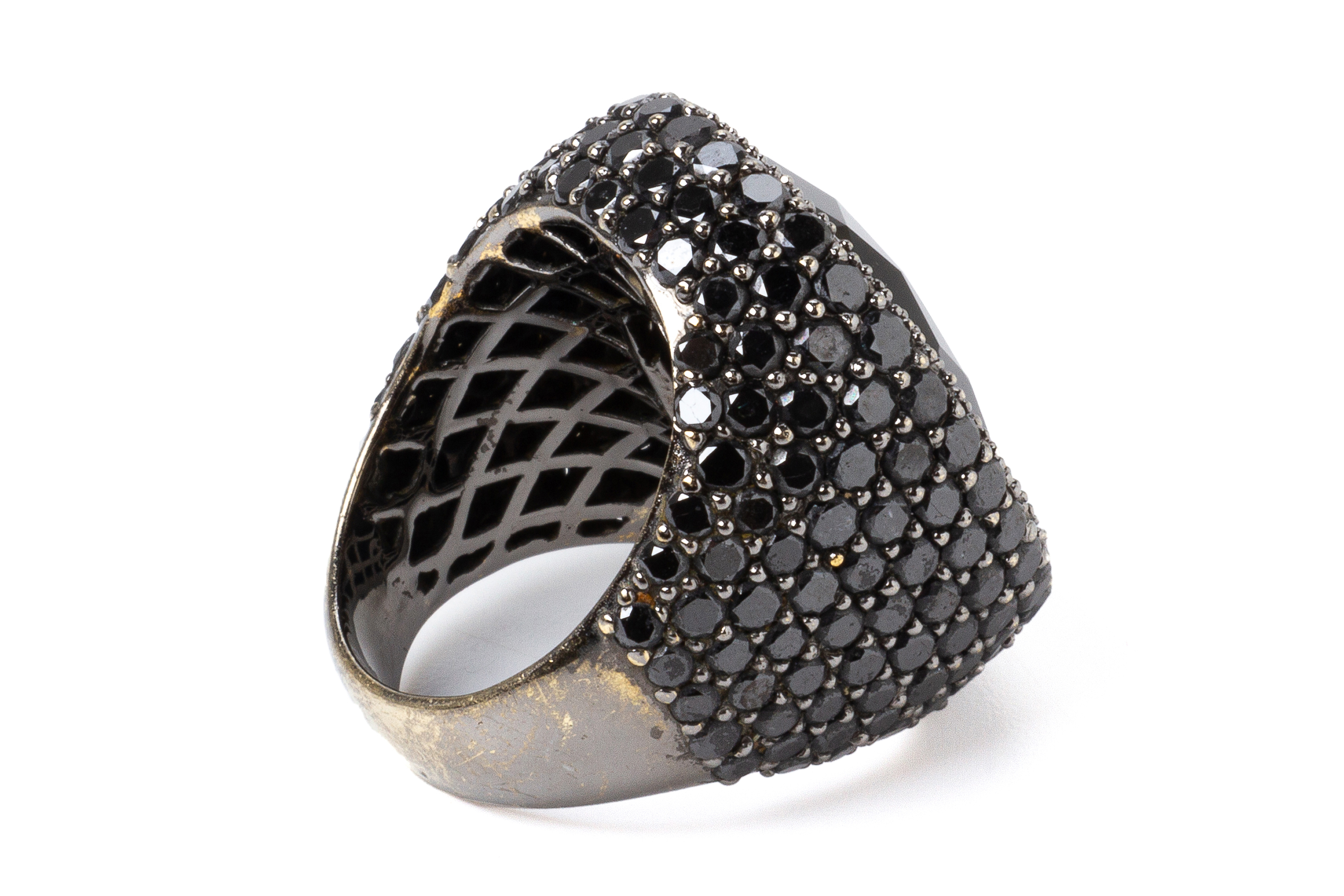 AN ONYX AND BLACK DIAMOND RING - Image 4 of 4