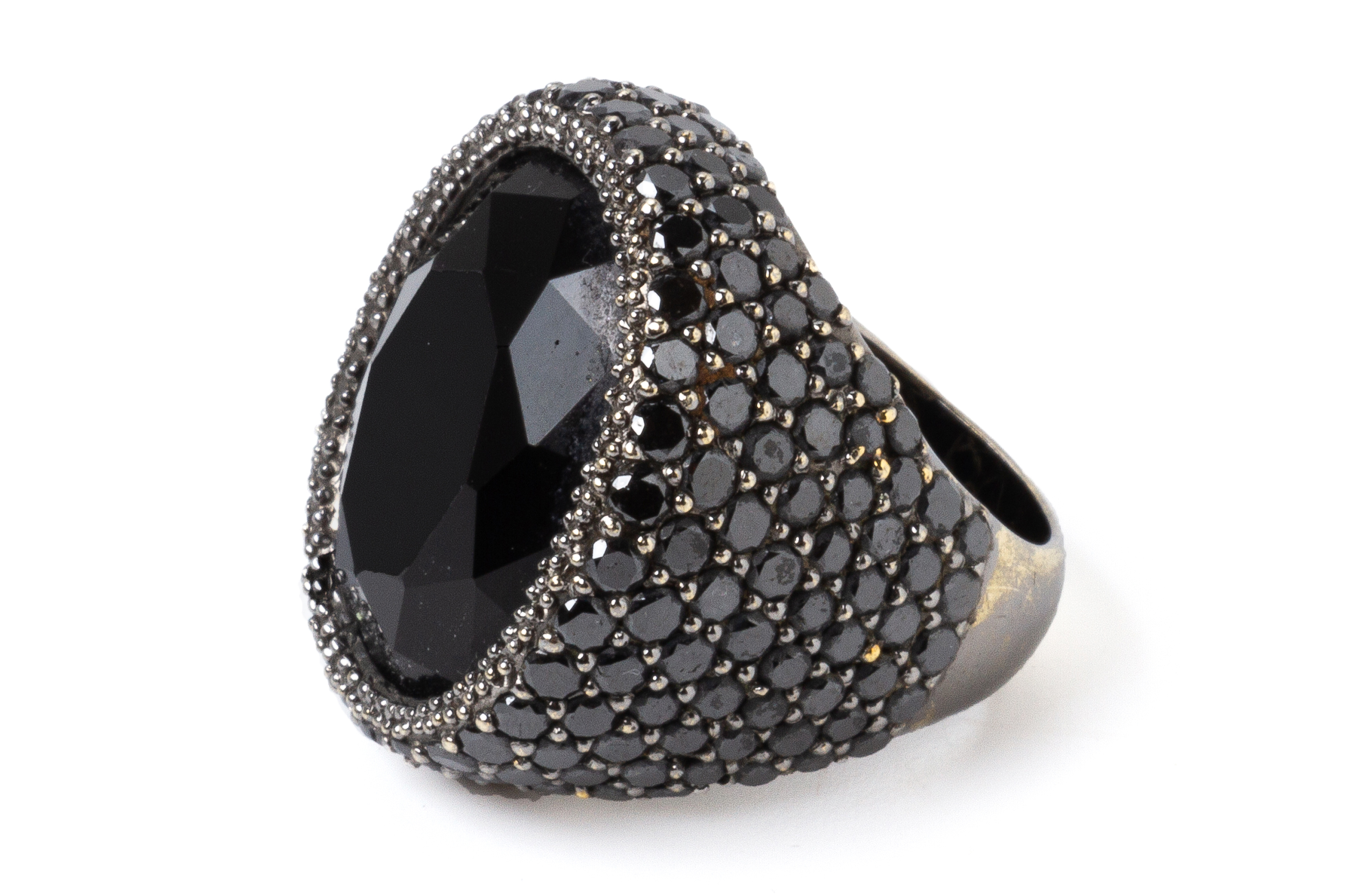 AN ONYX AND BLACK DIAMOND RING