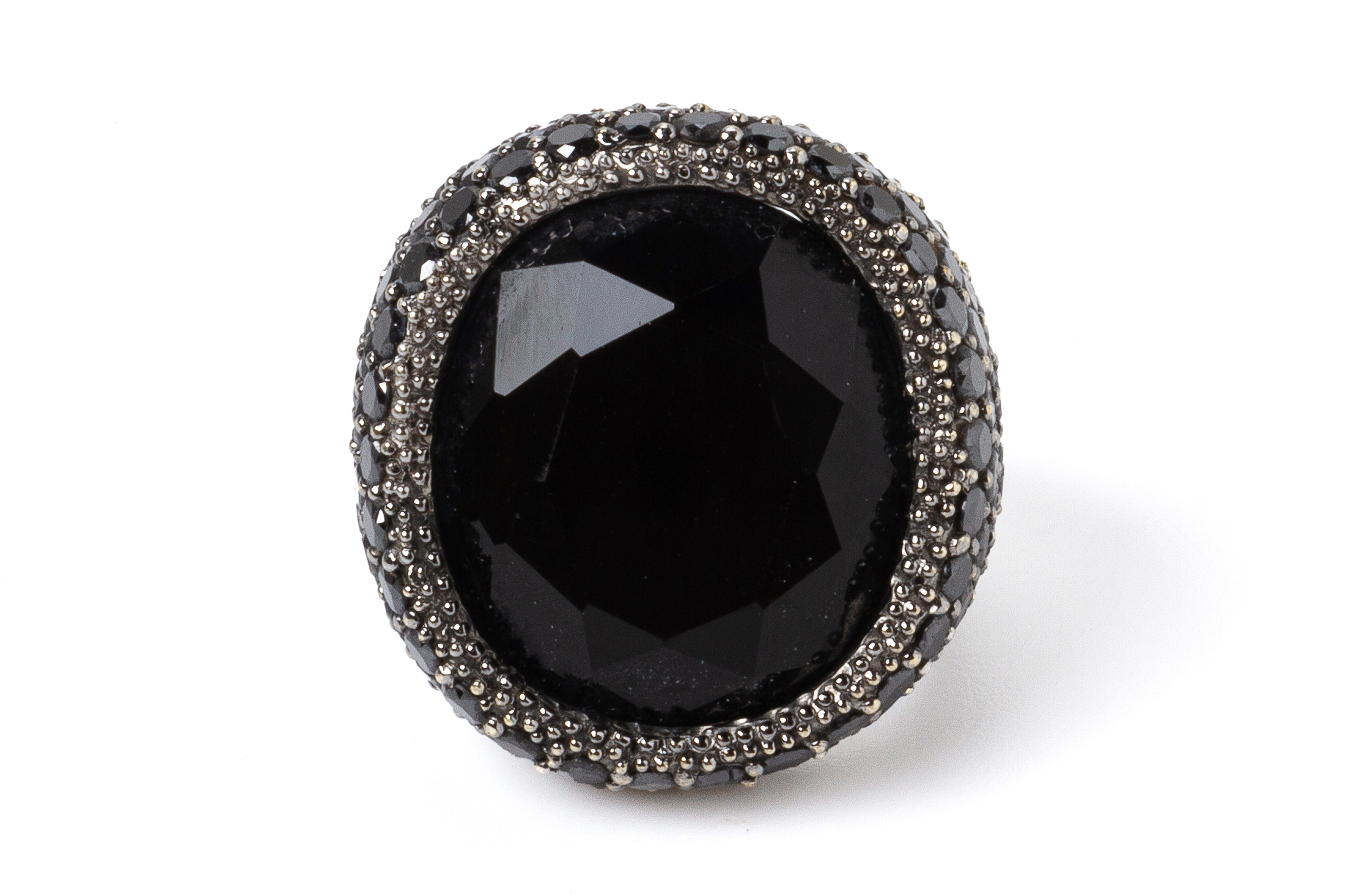 AN ONYX AND BLACK DIAMOND RING - Image 2 of 4
