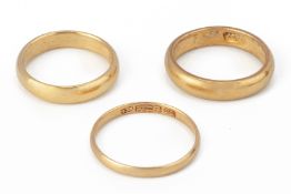 A GROUP OF THREE GOLD BAND RINGS