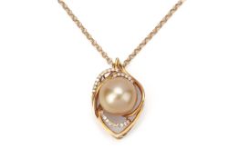 A GOLDEN CULTURED PEARL PENDANT WITH LINK CHAIN