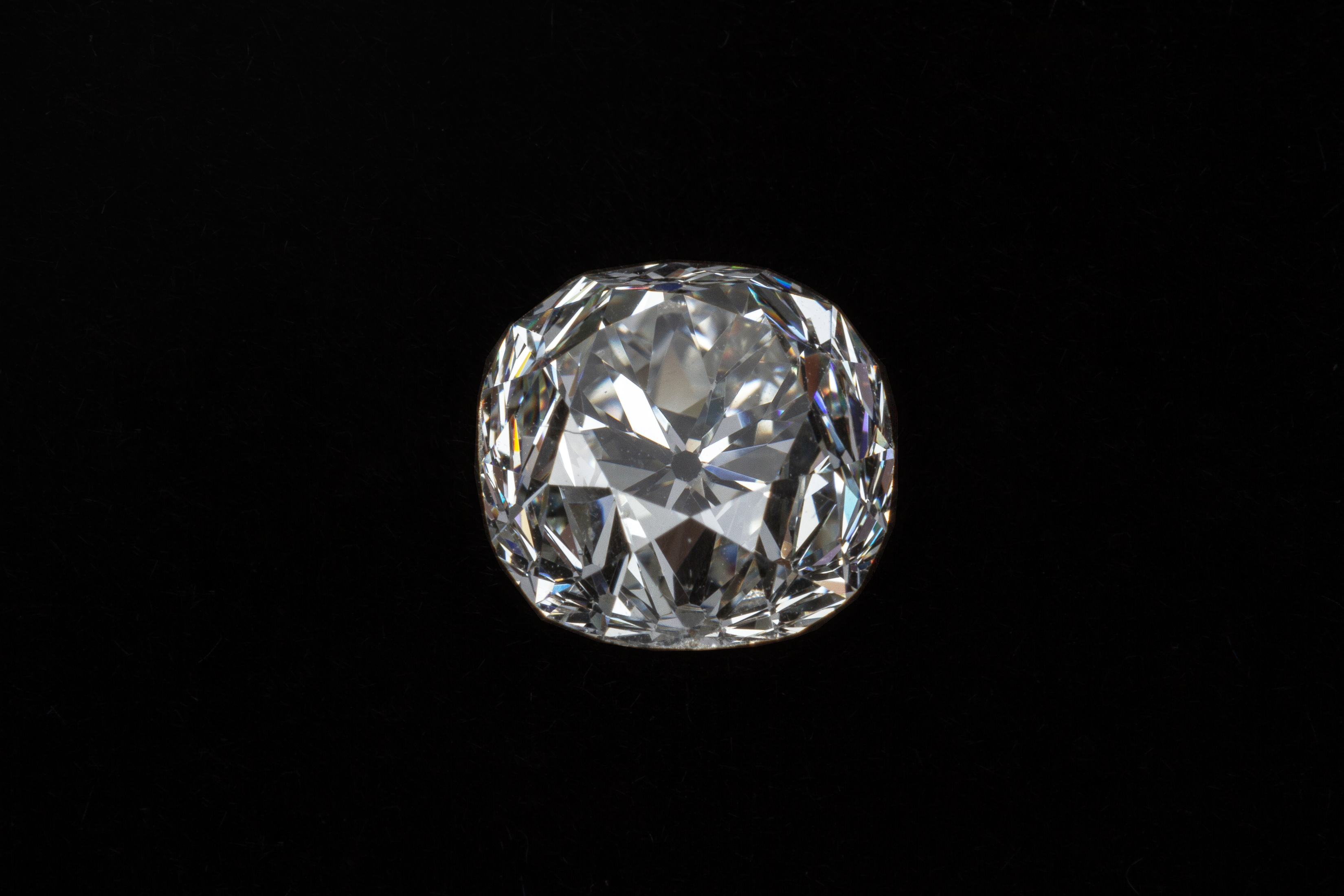 A LOOSE 3.04 CARAT DIAMOND