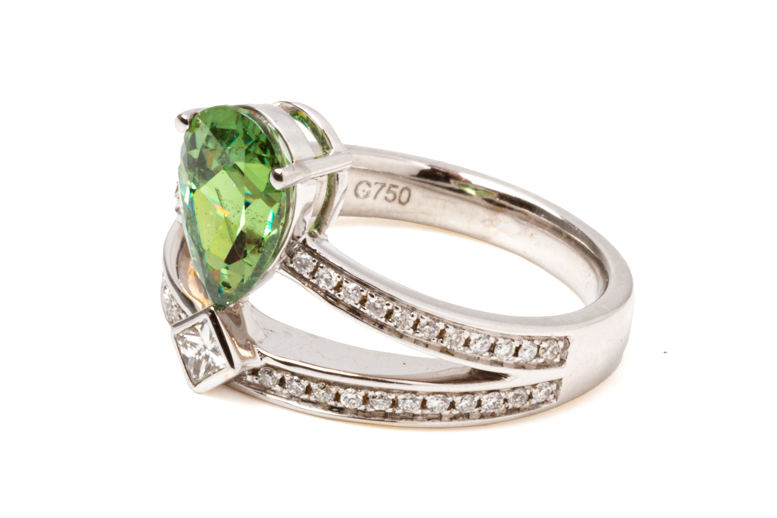 A DEMANTOID GARNET AND DIAMOND RING - Image 2 of 4