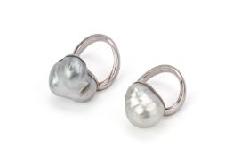 A PAIR OF LARGE BAROQUE PEARL SILVER RINGS BY MALI PEARLS