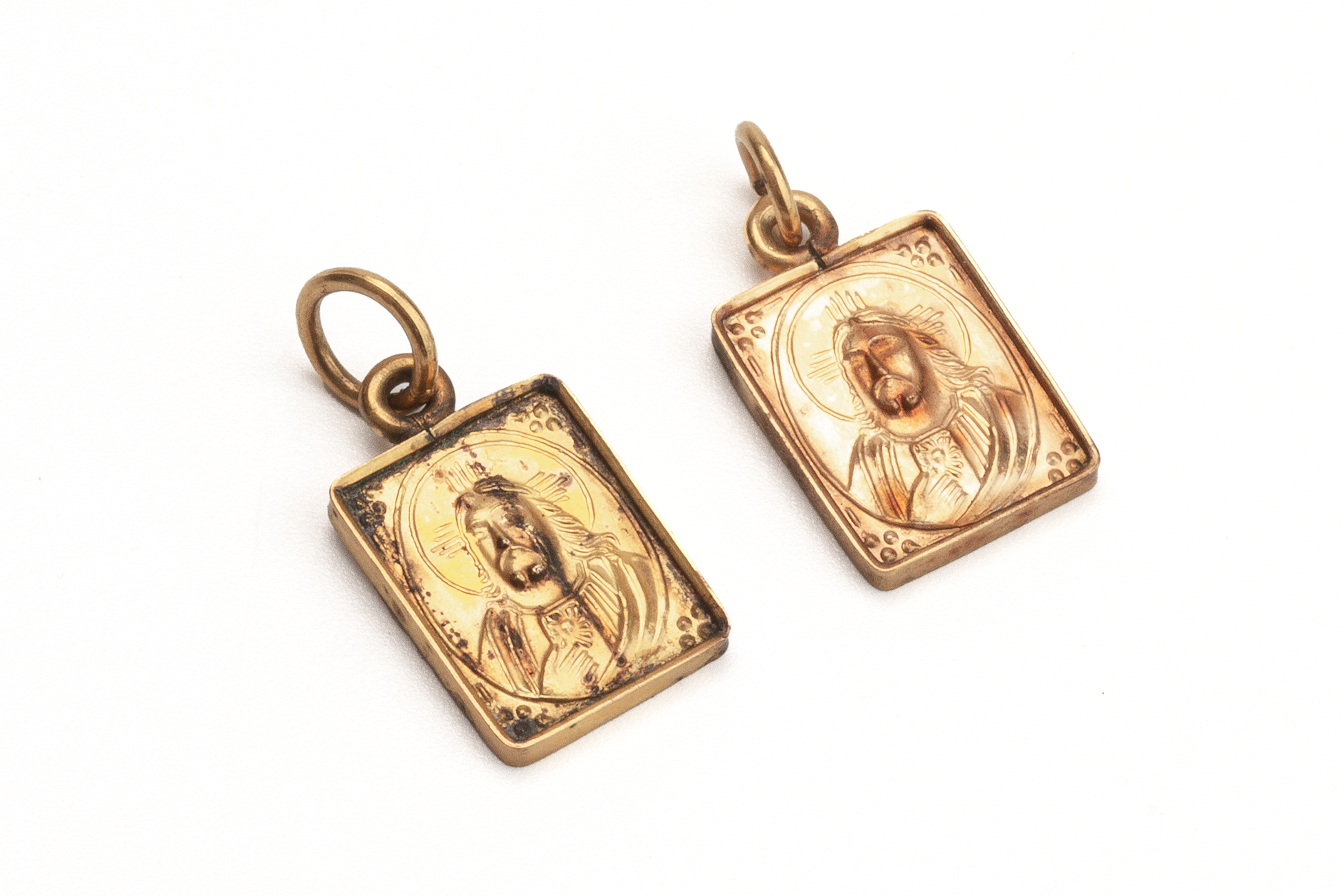 A GROUP OF FOUR GOLD PENDANTS - Image 3 of 3