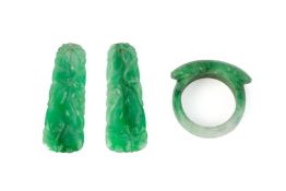 A JADE RING AND PAIR OF JADE PENDANTS