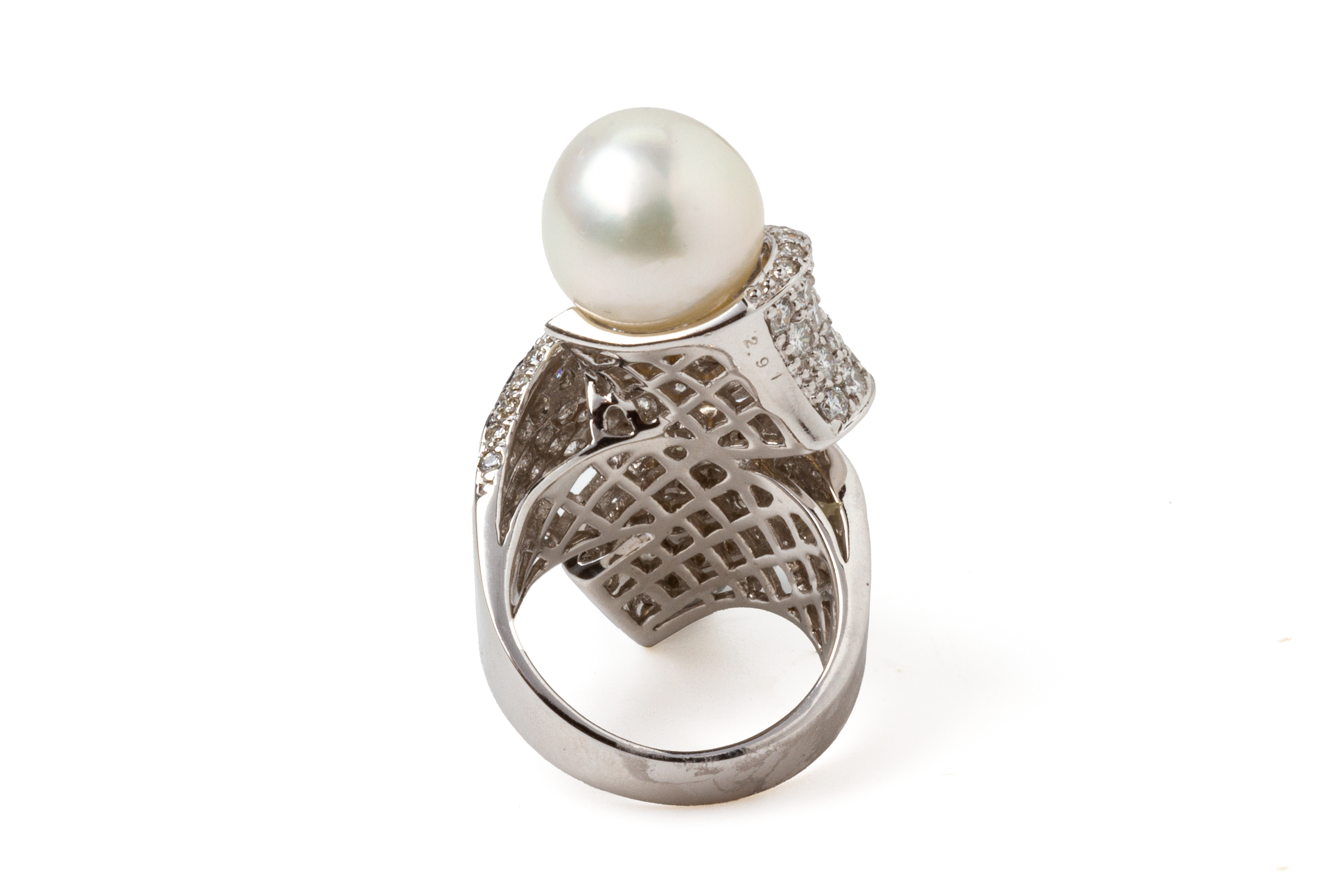 A SOUTH SEA CULTURED PEARL AND DIAMOND RING - Image 3 of 4