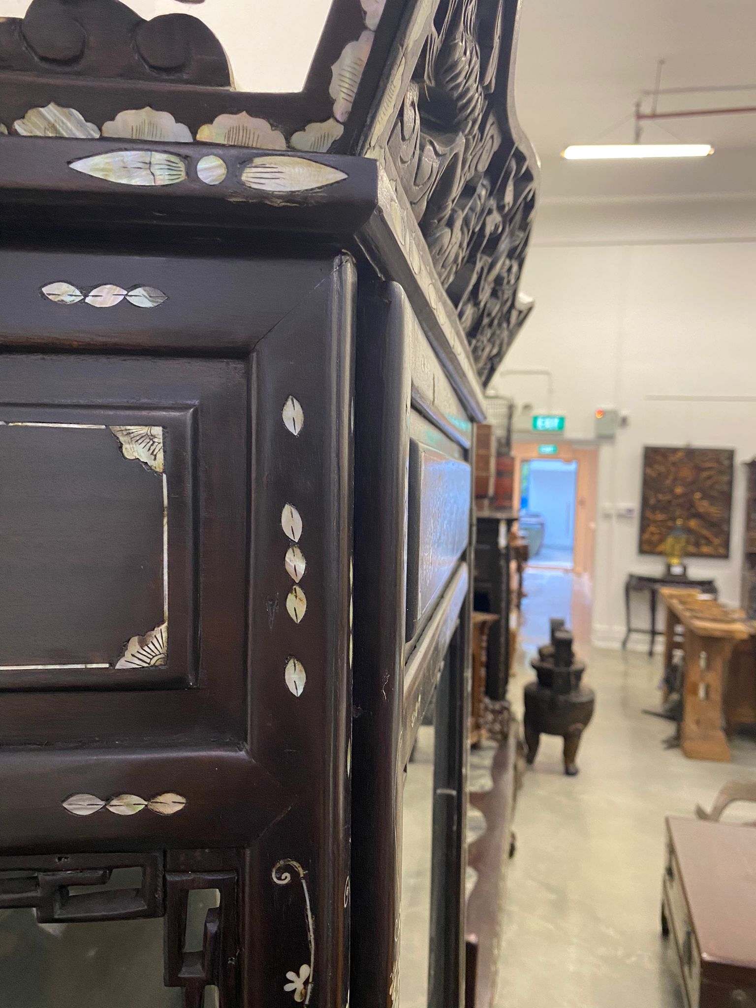 A GLAZED MOTHER OF PEARL INLAID DISPLAY CABINET - Image 10 of 13