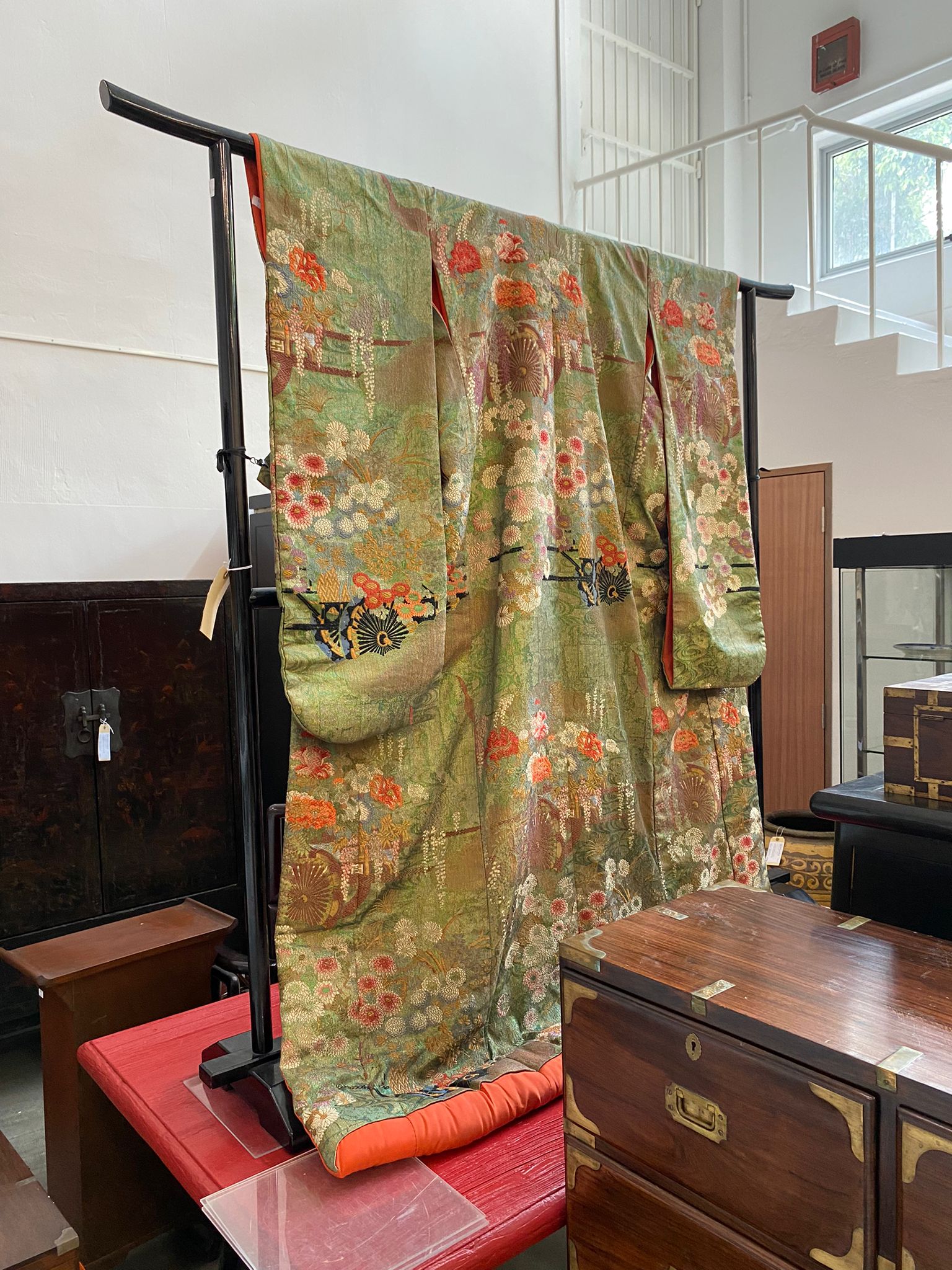 A JAPANESE EMBROIDERED KIMONO AND STAND - Image 5 of 11