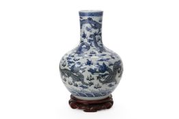 A LARGE BLUE AND WHITE PORCELAIN BOTTLE VASE