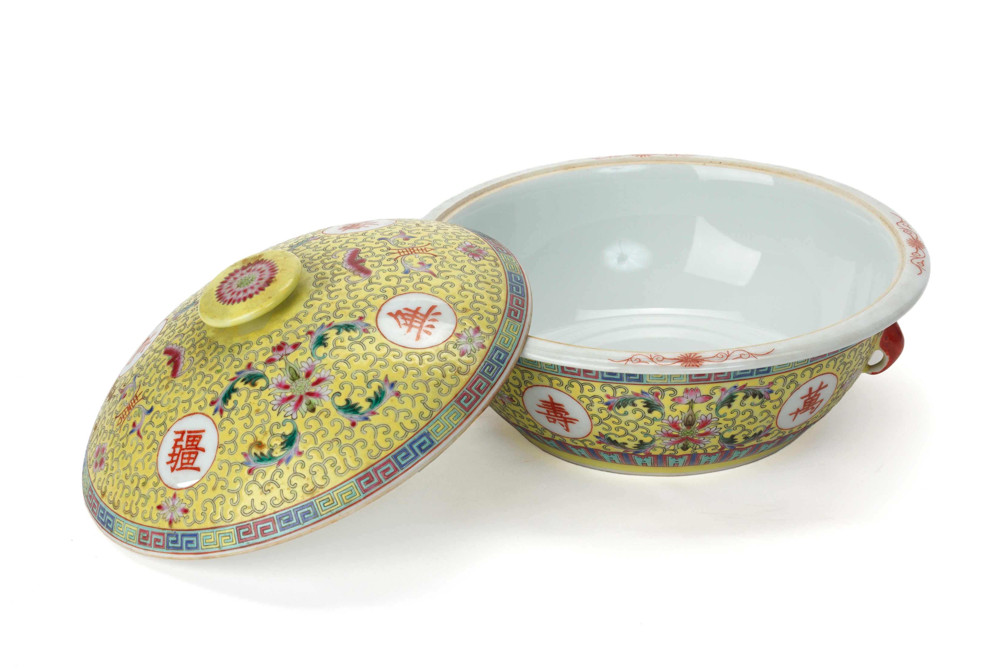 A CHINESE YELLOW GROUND FAMILLE ROSE BOWL AND COVER - Image 2 of 3