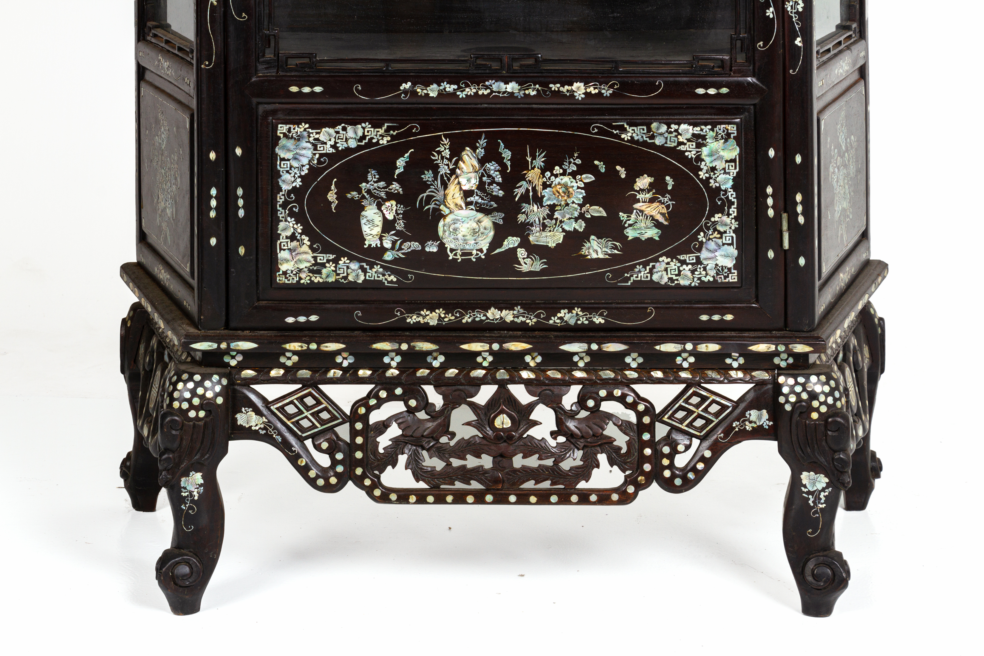 A GLAZED MOTHER OF PEARL INLAID DISPLAY CABINET - Image 4 of 13