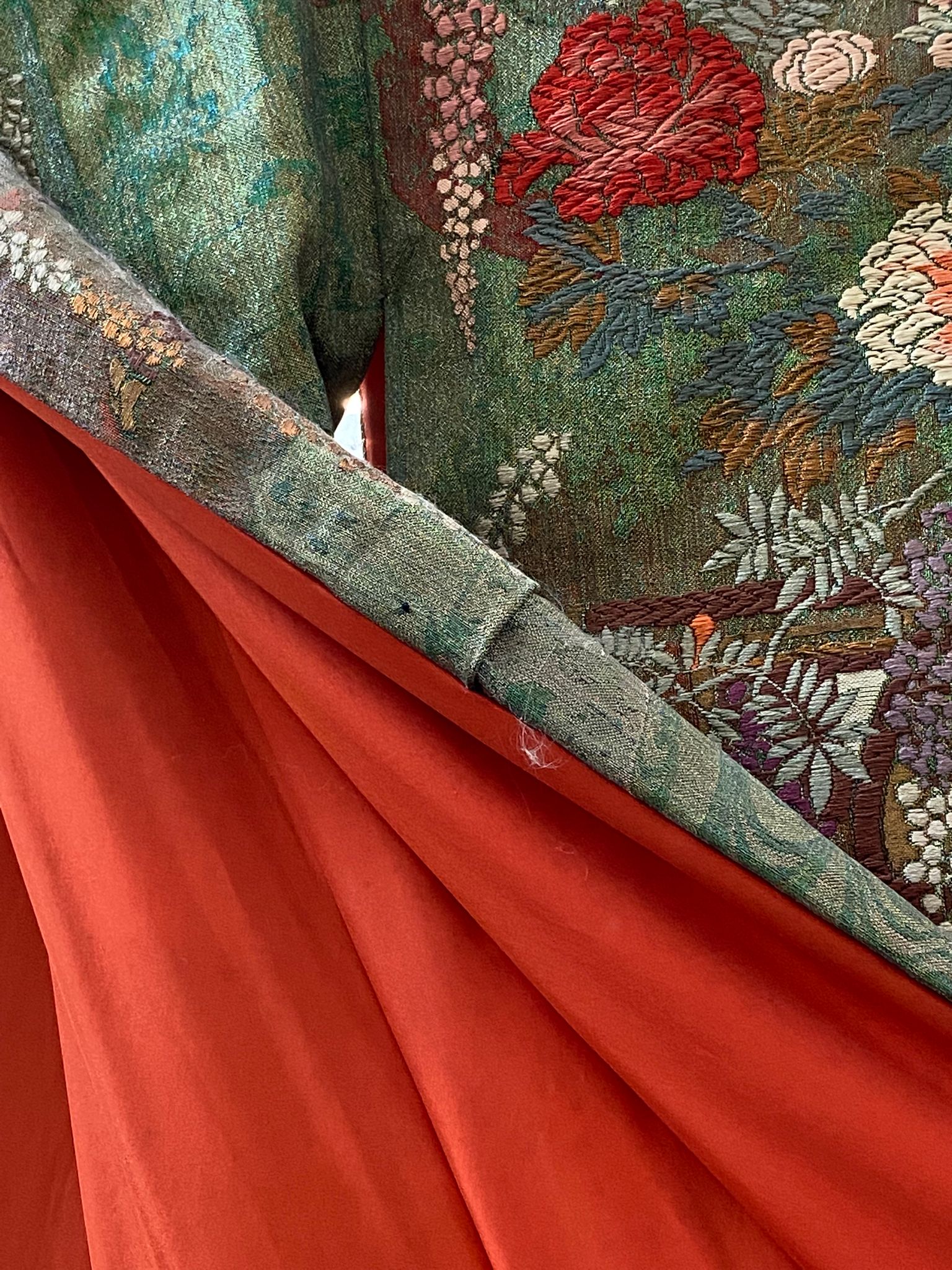 A JAPANESE EMBROIDERED KIMONO AND STAND - Image 10 of 11