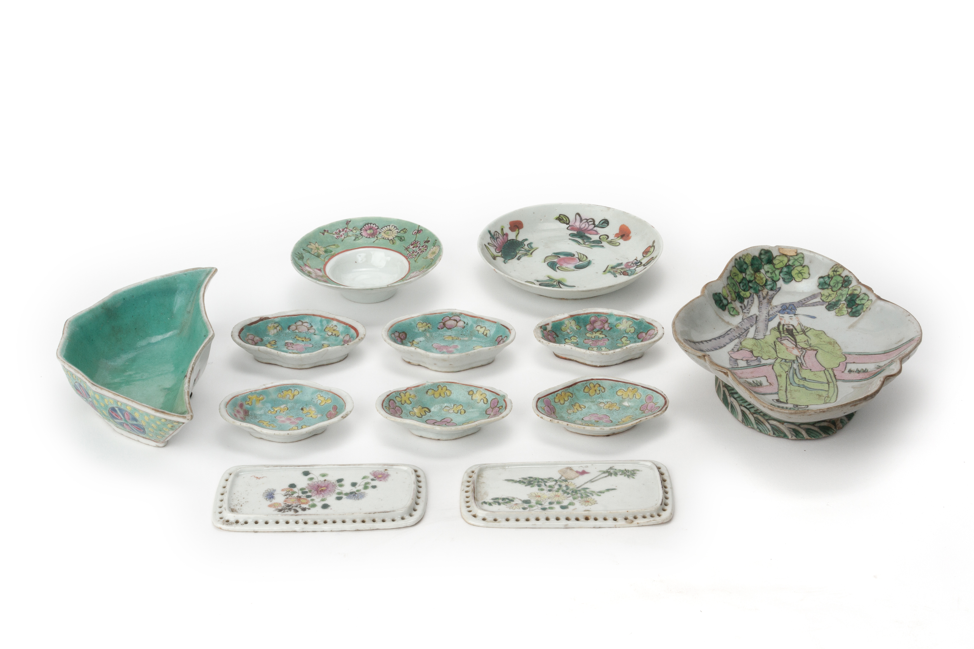 A GROUP OF ORIENTAL FAMILLE ROSE PORCELAIN ITEMS