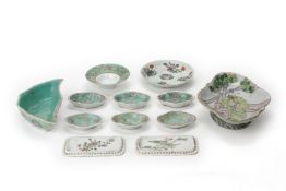 A GROUP OF ORIENTAL FAMILLE ROSE PORCELAIN ITEMS