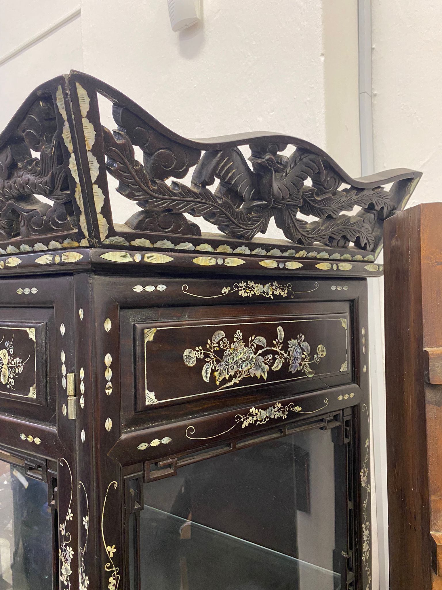 A GLAZED MOTHER OF PEARL INLAID DISPLAY CABINET - Image 9 of 13