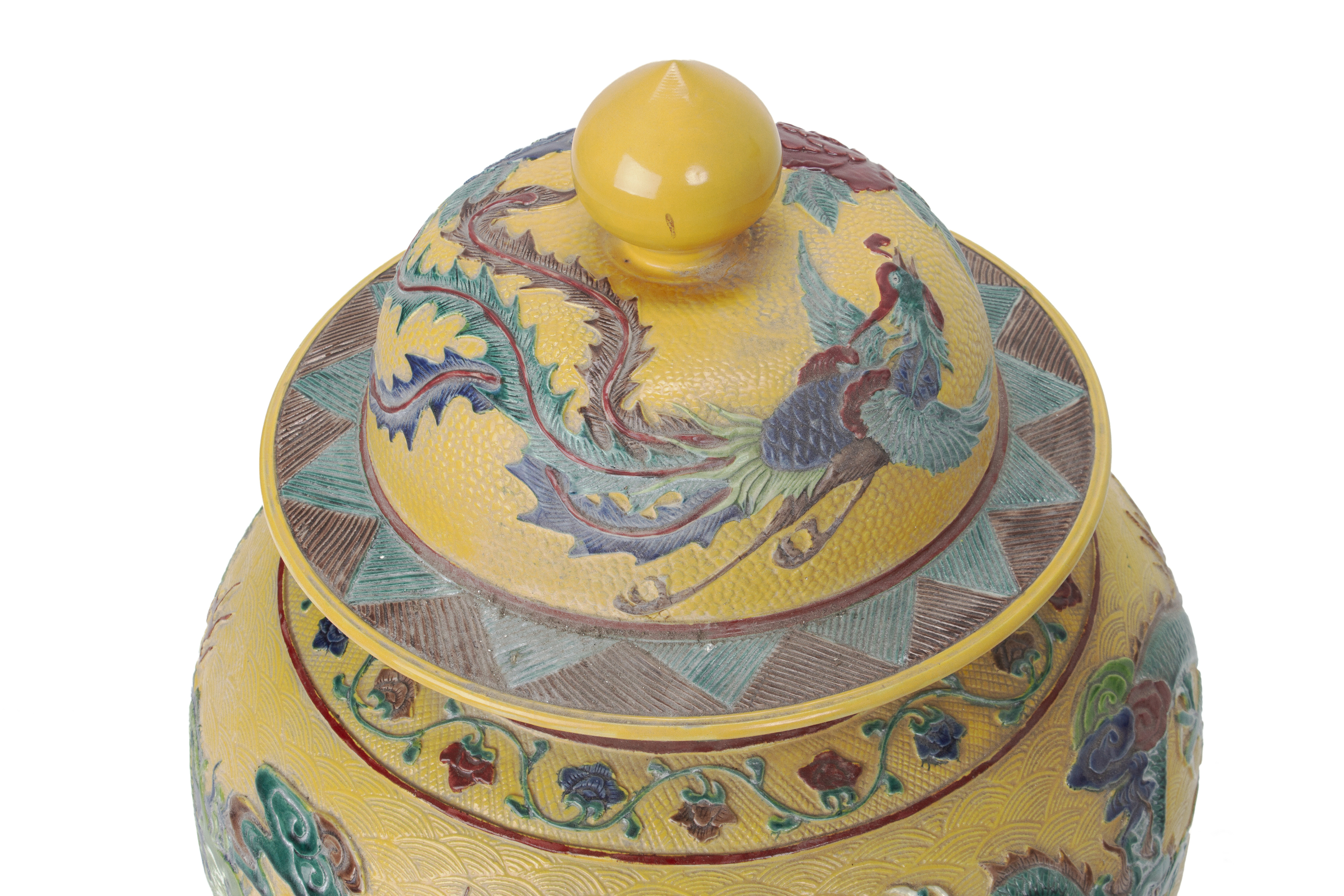A VERY LARGE YELLOW GROUND RELIEF MOULDED VASE AND COVER - Image 4 of 4