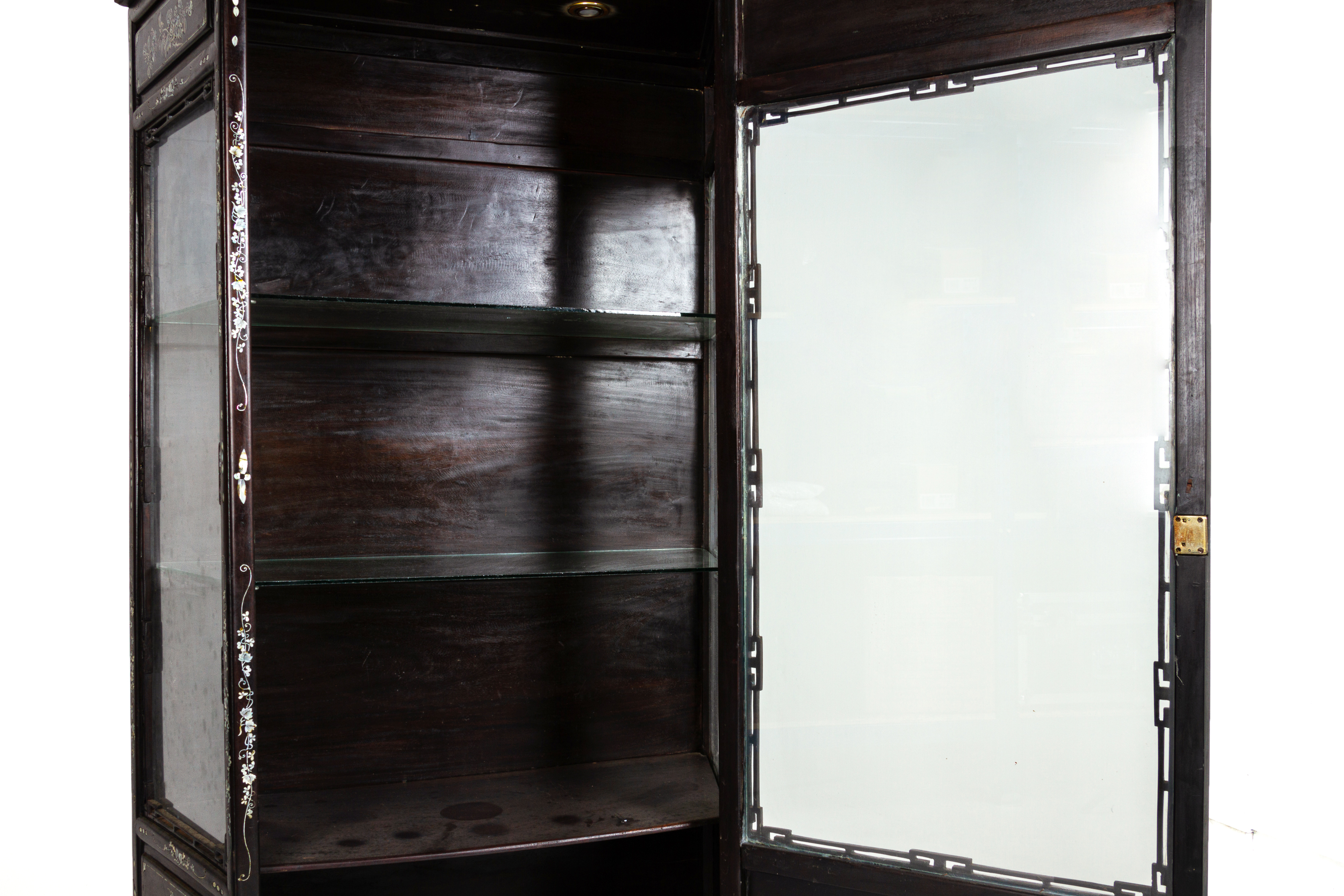 A GLAZED MOTHER OF PEARL INLAID DISPLAY CABINET - Image 5 of 13