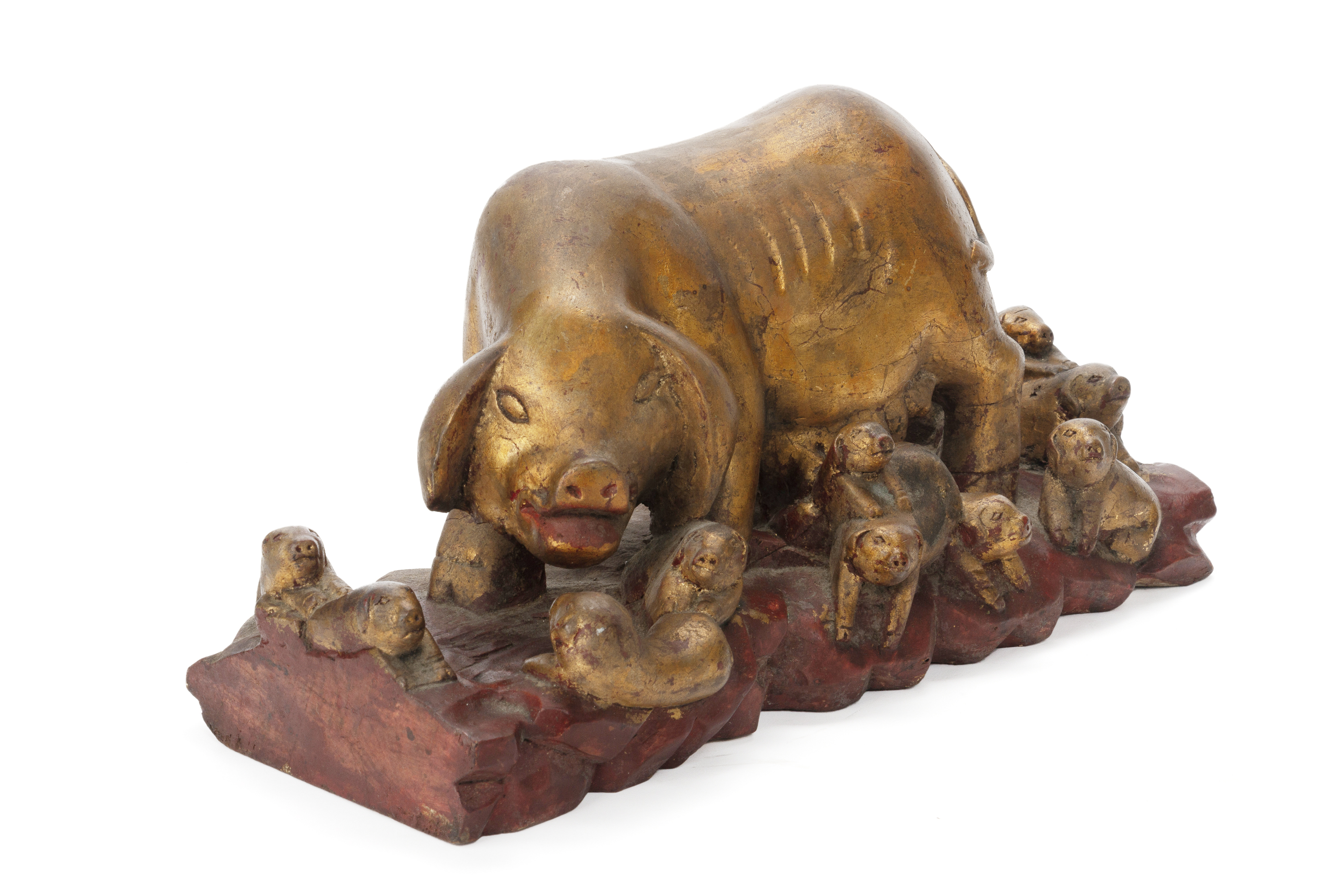 A CARVED AND GILT WOOD GROUP OF A PIG AND PIGLETS - Image 2 of 3