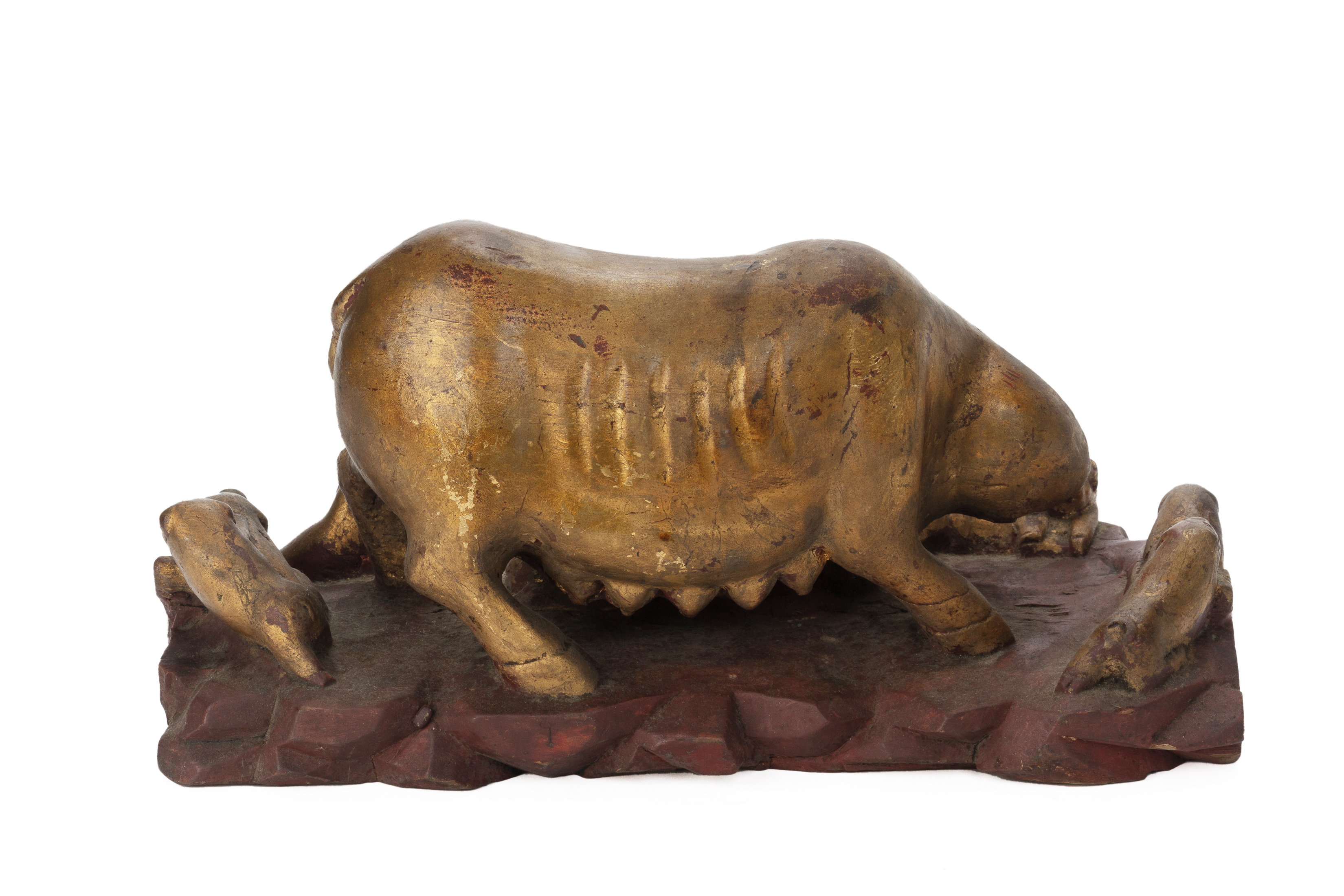 A CARVED AND GILT WOOD GROUP OF A PIG AND PIGLETS - Image 3 of 3