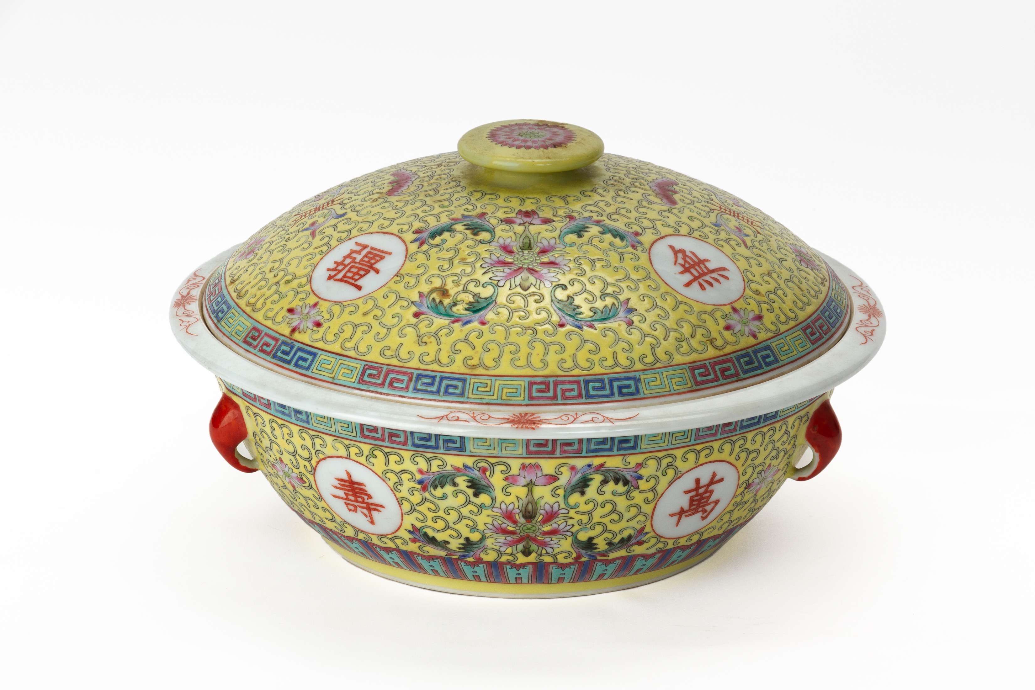 A CHINESE YELLOW GROUND FAMILLE ROSE BOWL AND COVER