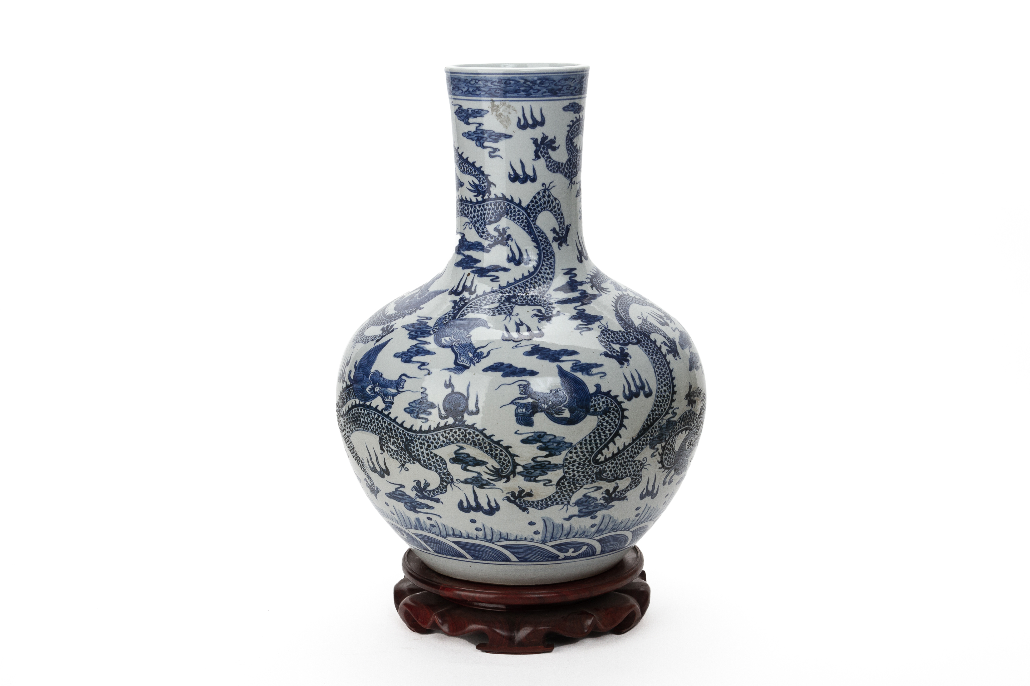 A LARGE BLUE AND WHITE PORCELAIN BOTTLE VASE - Image 2 of 3