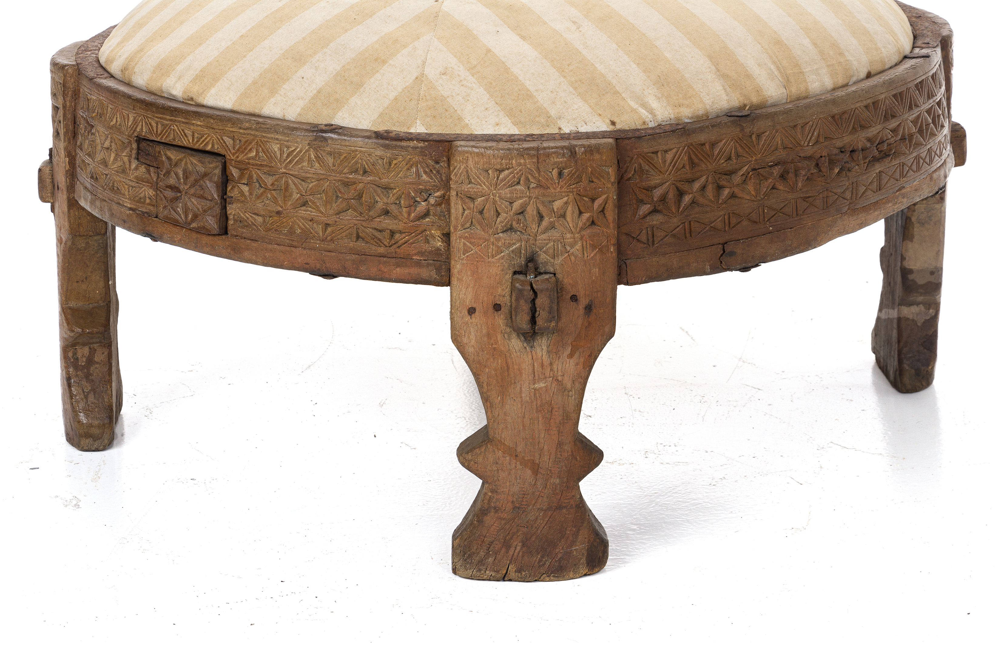 AN INDIAN CARVED WOOD 'CHAKKI' TABLE - Image 2 of 3