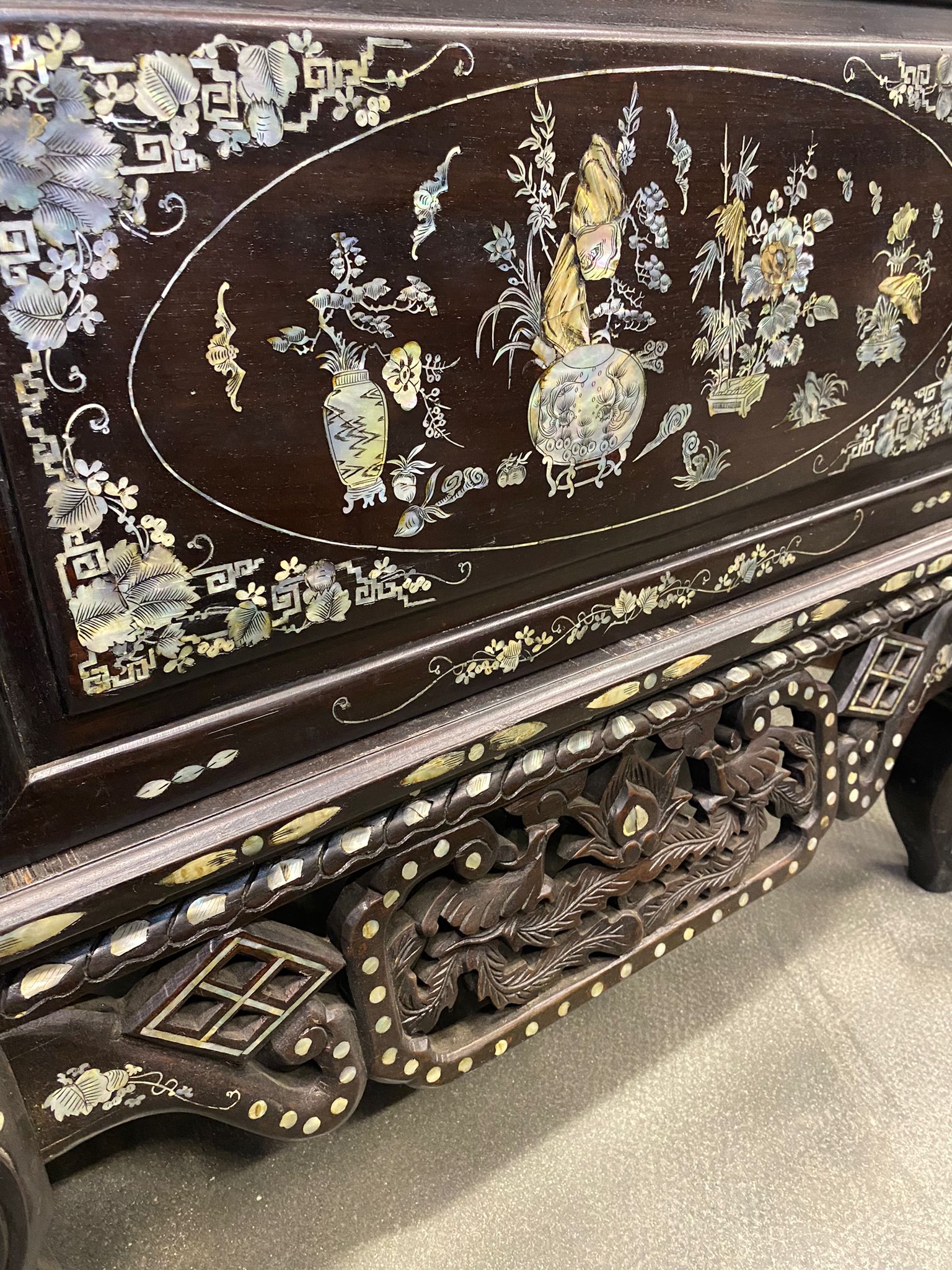 A GLAZED MOTHER OF PEARL INLAID DISPLAY CABINET - Image 13 of 13