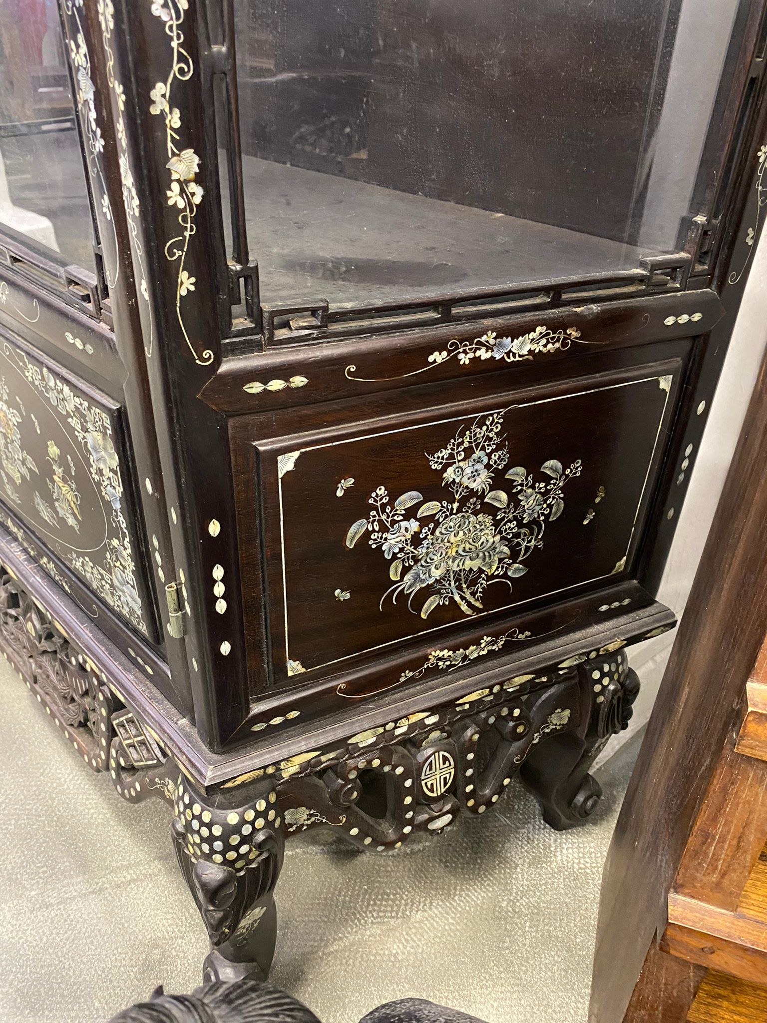 A GLAZED MOTHER OF PEARL INLAID DISPLAY CABINET - Image 11 of 13