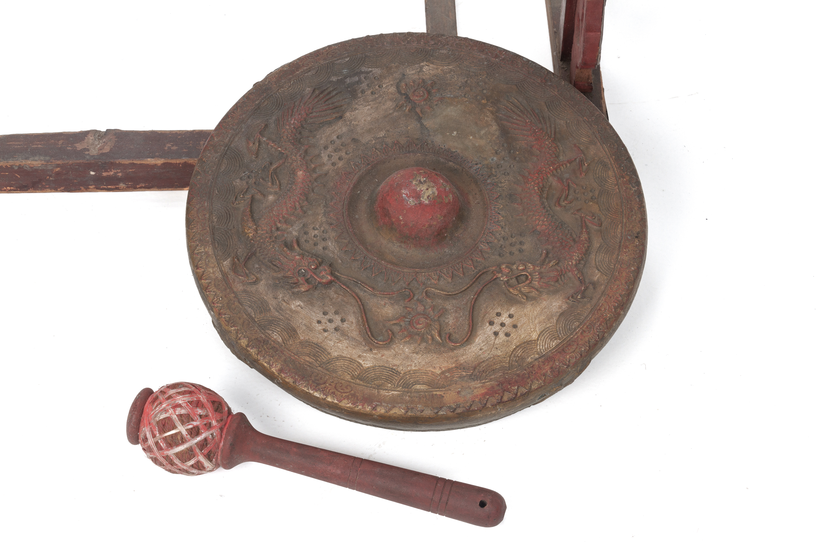 A CARVED AND RED LACQUER GONG ON STAND WITH BEATER - Bild 2 aus 3