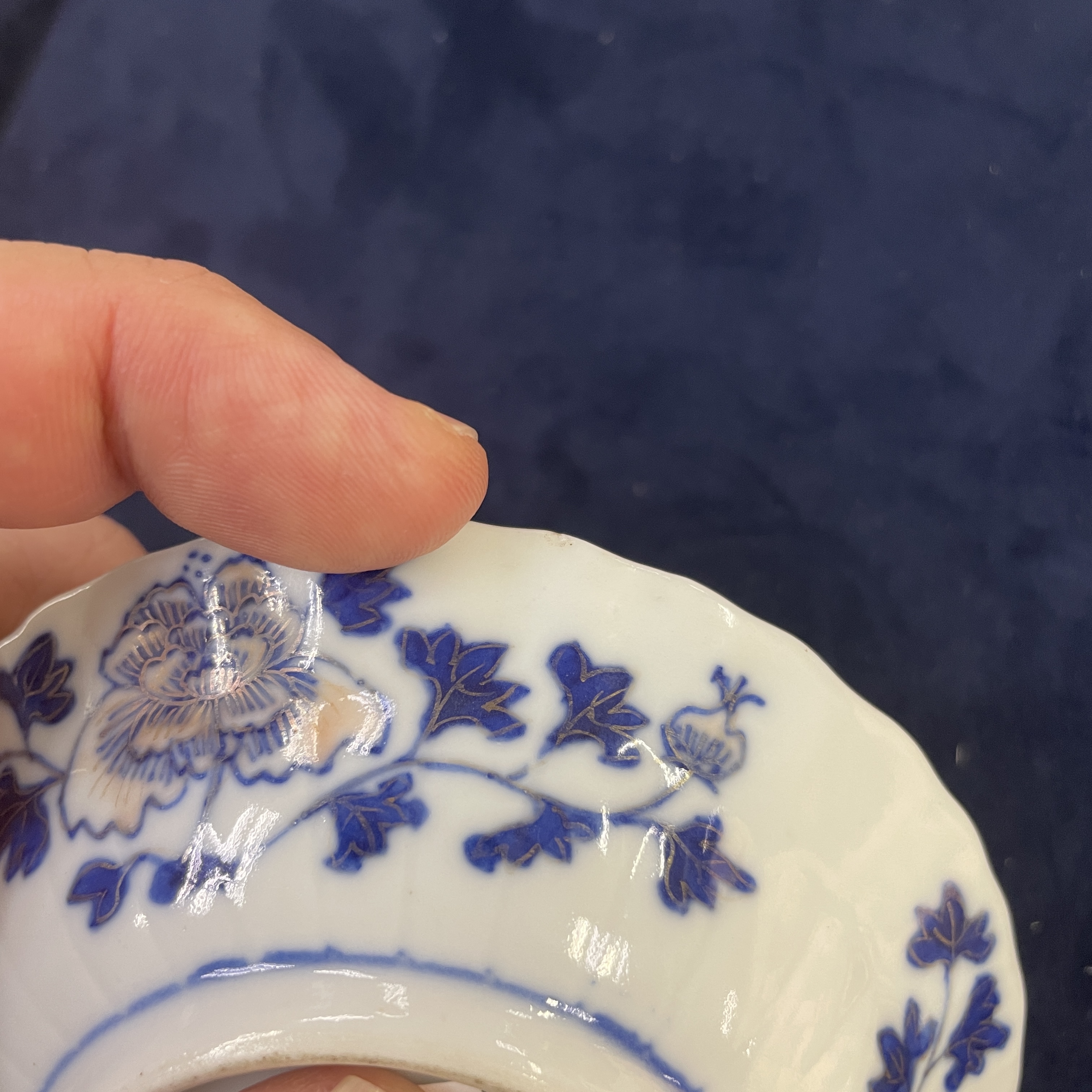 A GILDED BLUE AND WHITE TEA BOWL AND DISH - Image 4 of 8