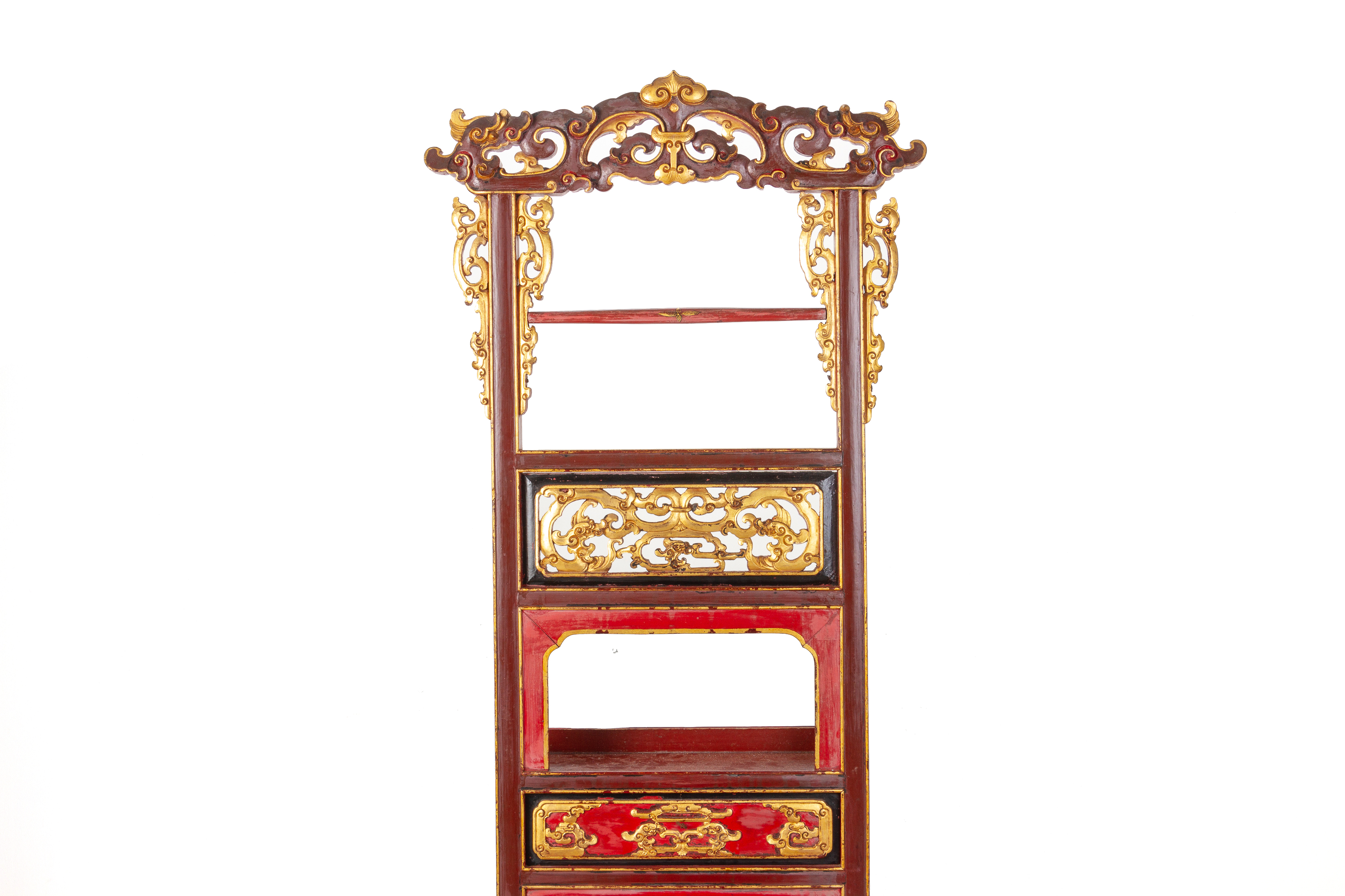 A CARVED RED LACQUER AND GILT WASH STAND - Image 3 of 3