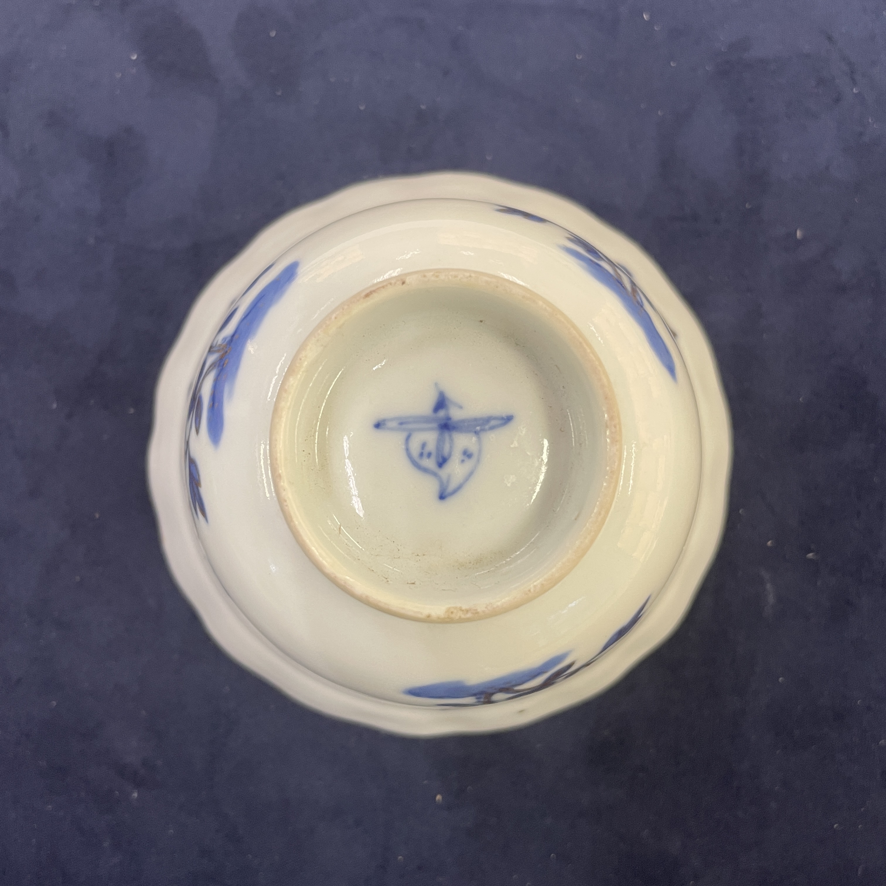 A GILDED BLUE AND WHITE TEA BOWL AND DISH - Image 8 of 8