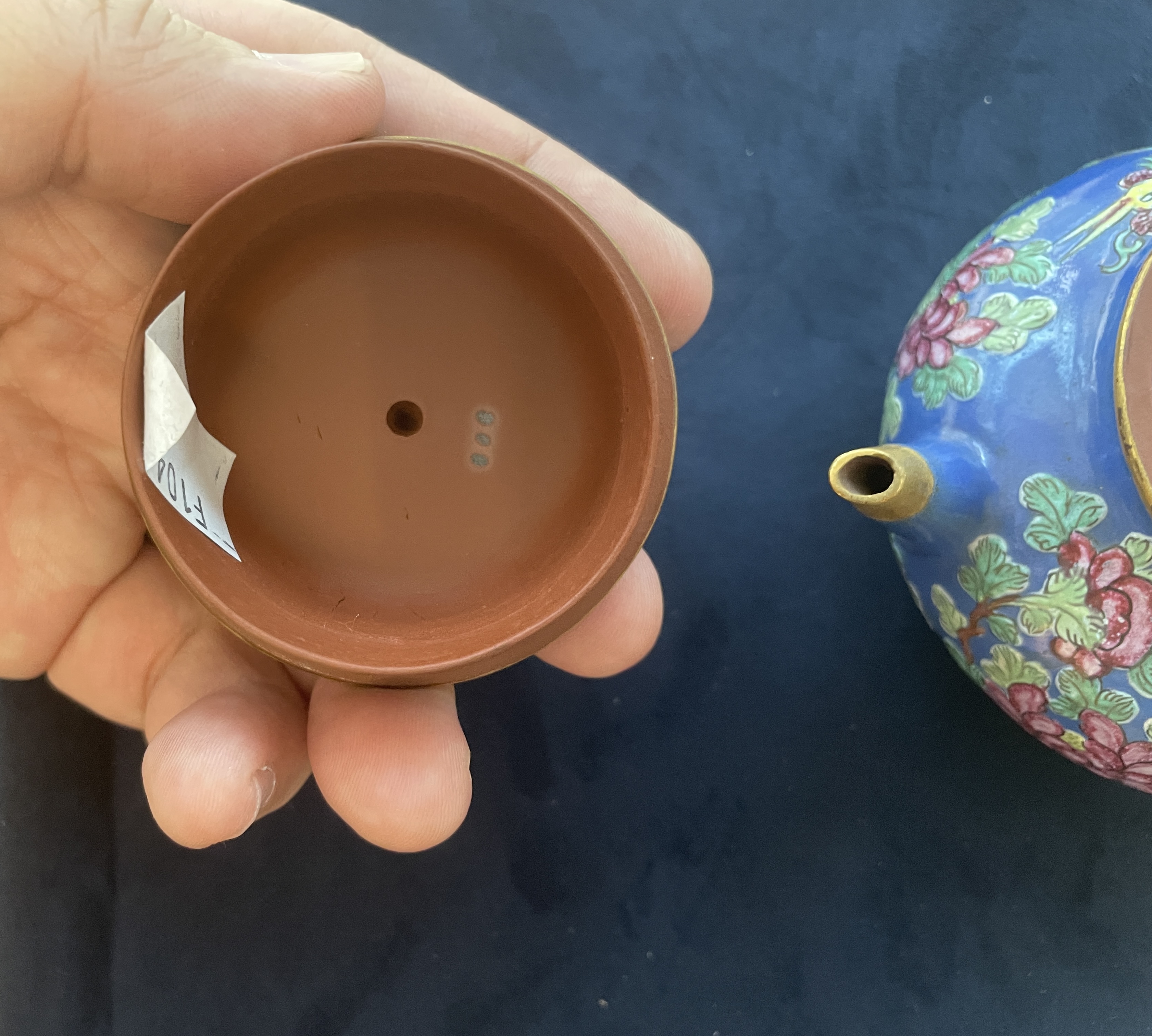 AN ENAMELLED YIXING POTTERY TEAPOT - Image 11 of 19