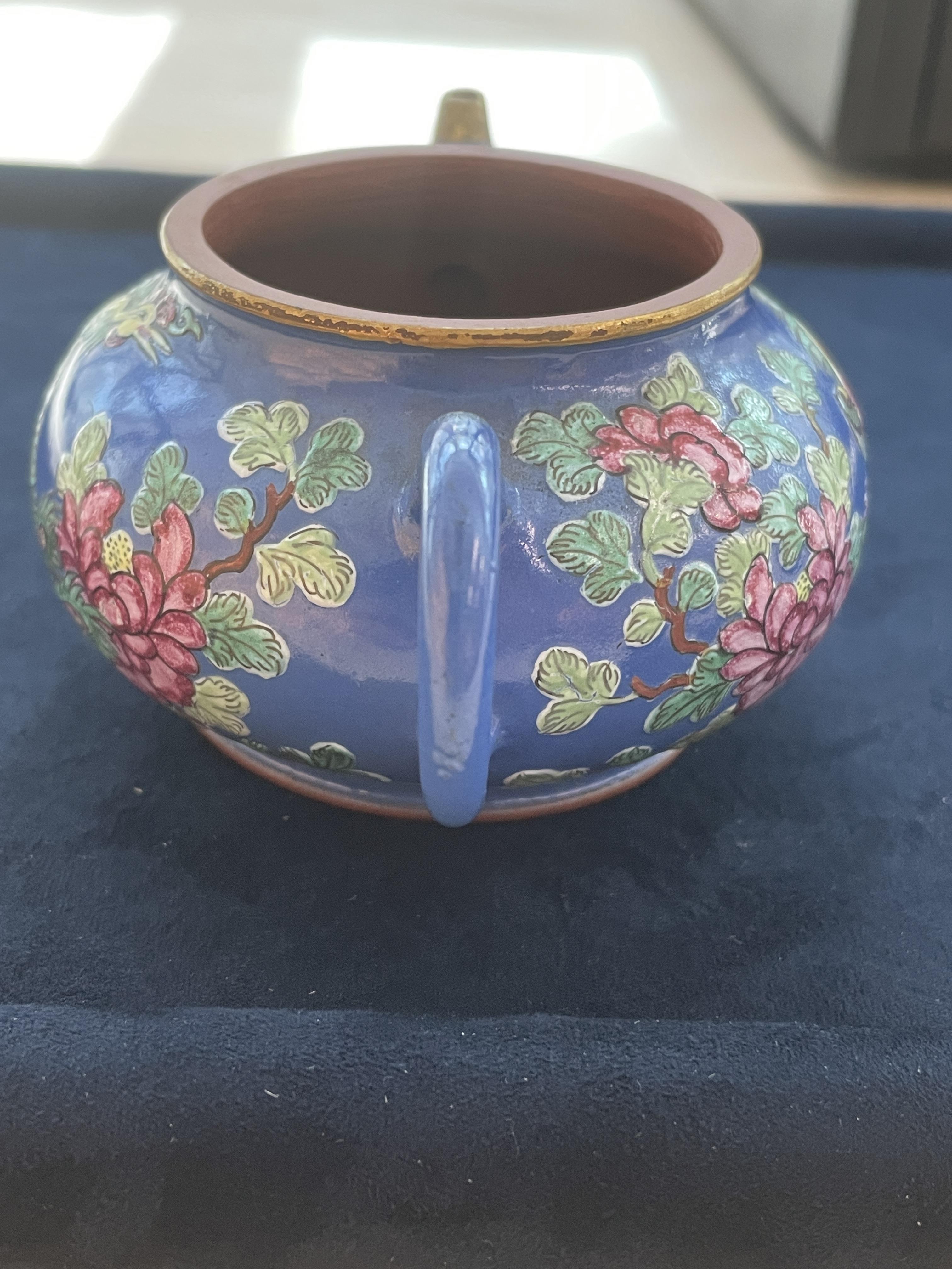 AN ENAMELLED YIXING POTTERY TEAPOT - Image 17 of 19